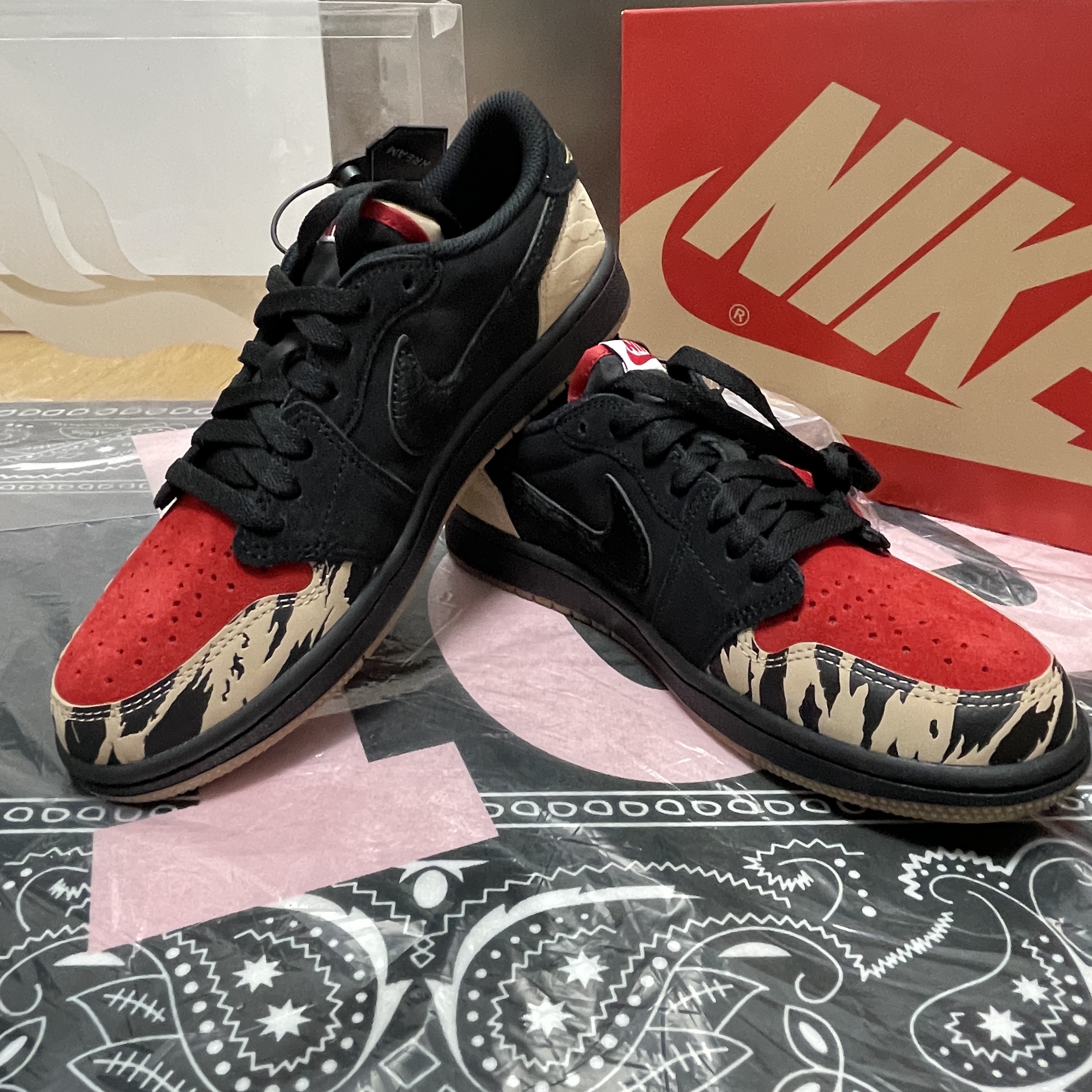 Jordan 1 x SoleFly Retro Low OG SP Black and Sport Red 착용 스타일