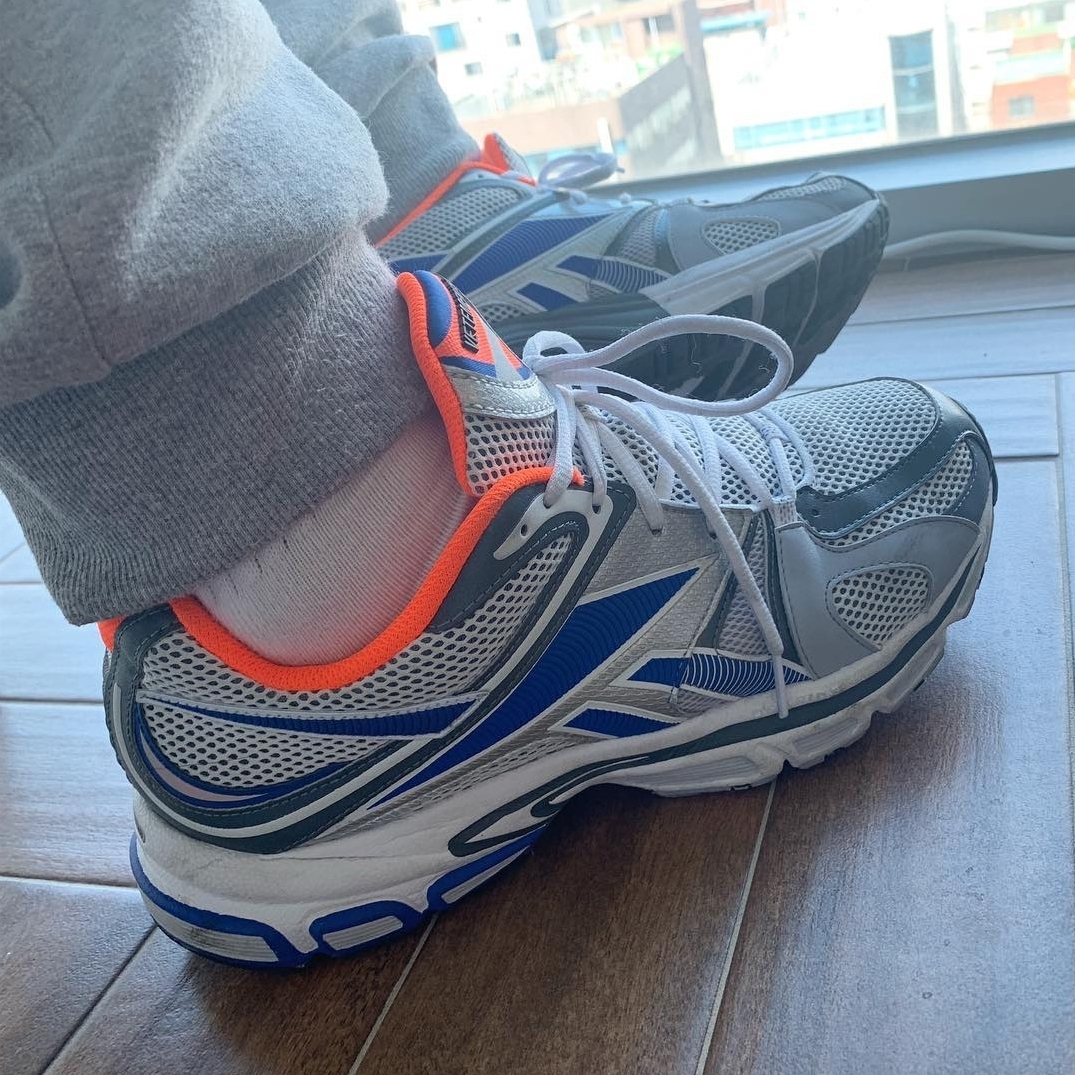 Reebok x Vetements Spike Runner 200 Grey Red 착용 스타일 - 2
