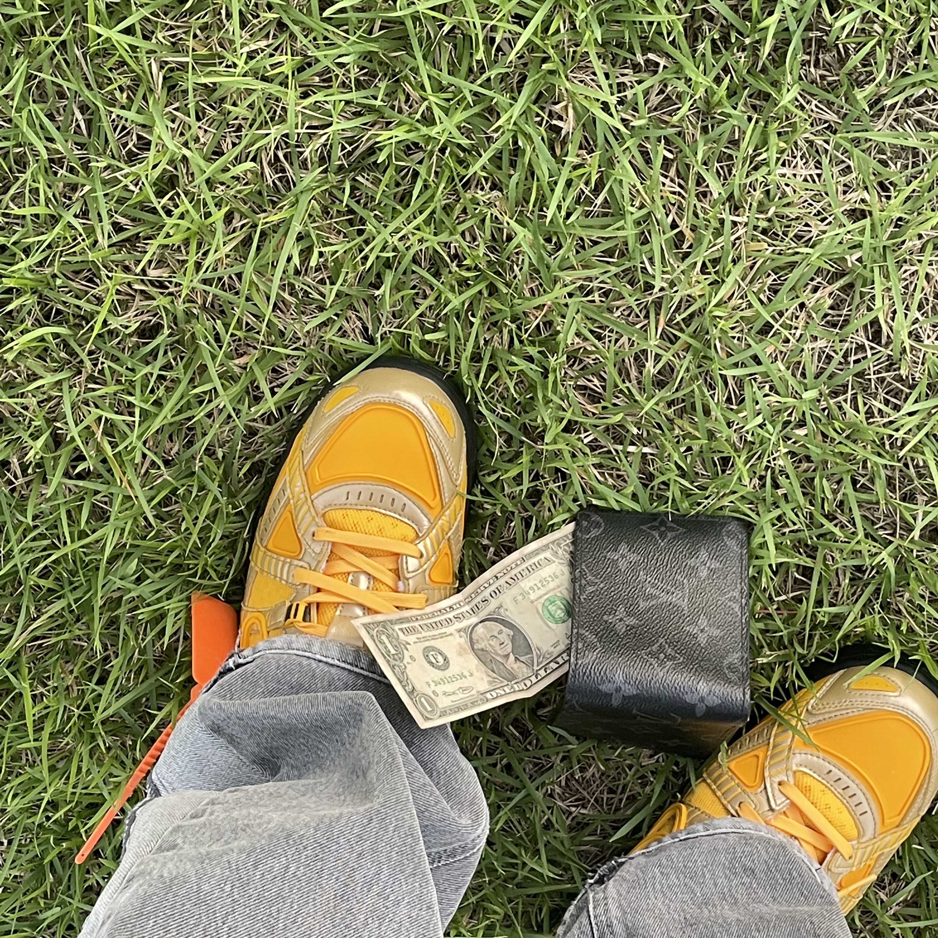 Nike x Off-White Air Rubber Dunk University Gold 착용 스타일 - 1