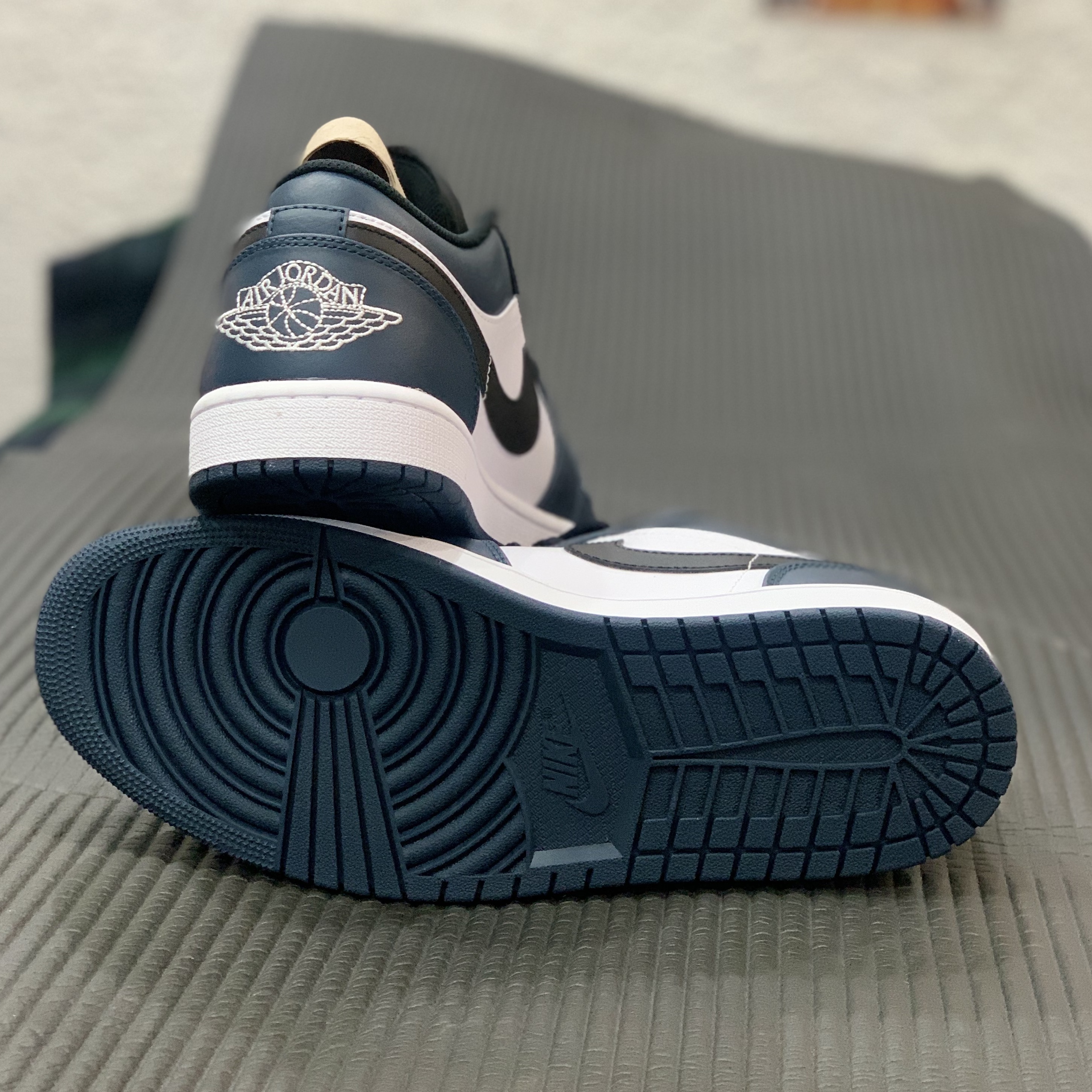 Jordan 1 Low Dark Teal ์ฐฉ์ฉ ์คํ์ผ - 2