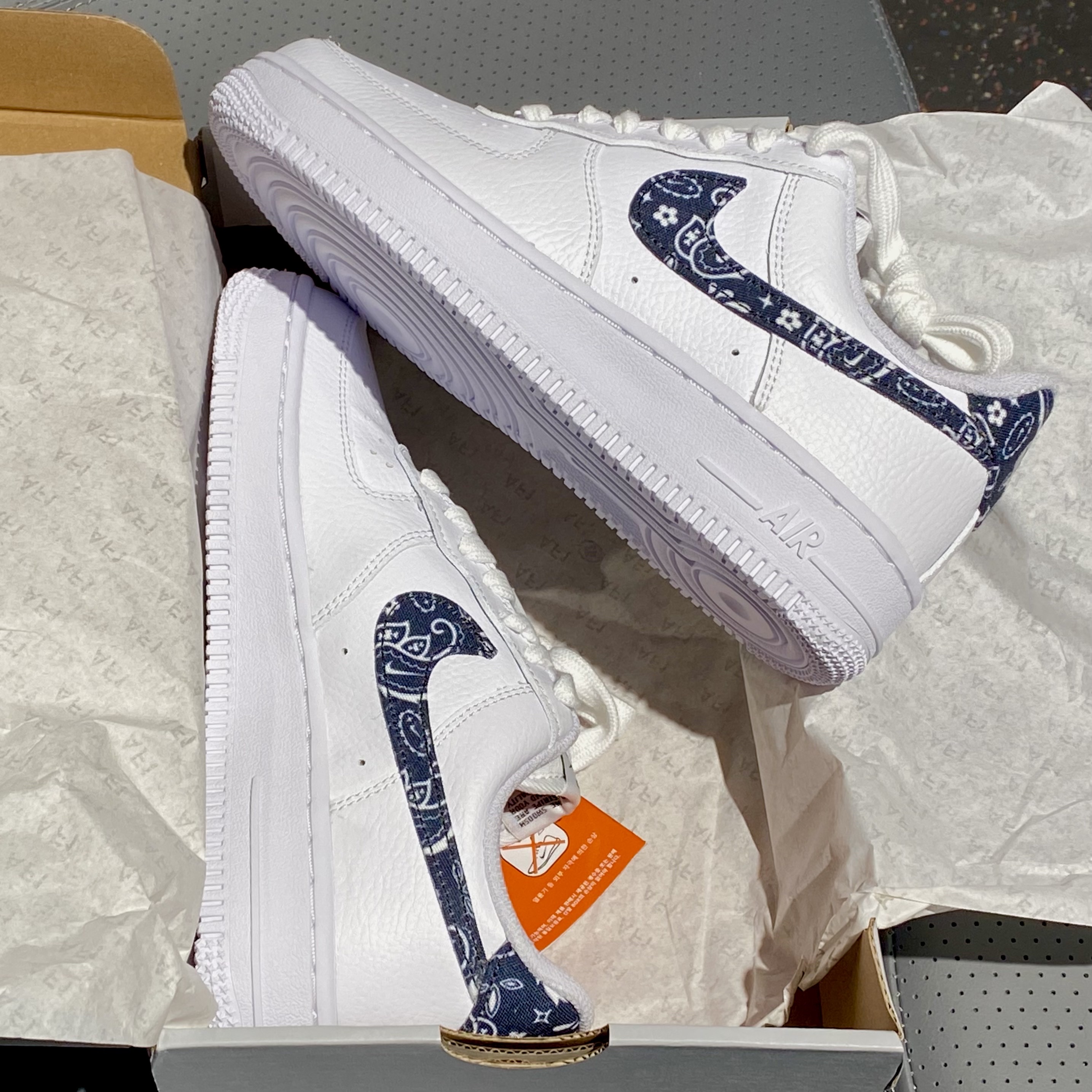 (W) Nike Air Force 1 '07 Essential Paisley Swoosh White Black 착용 스타일