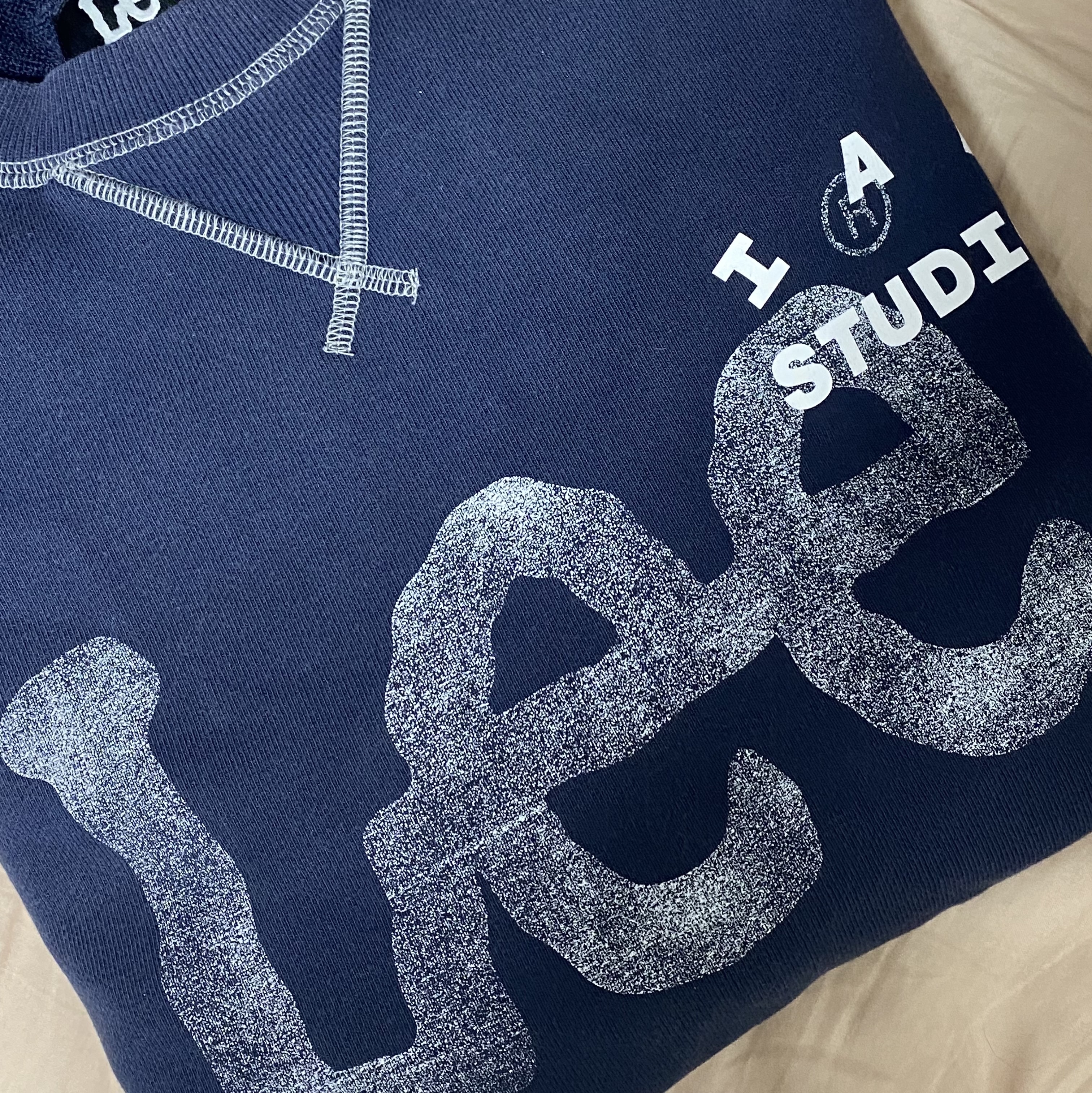 IAB Studio x Lee Pigment Sweatshirt Indigo Navy 착용 스타일