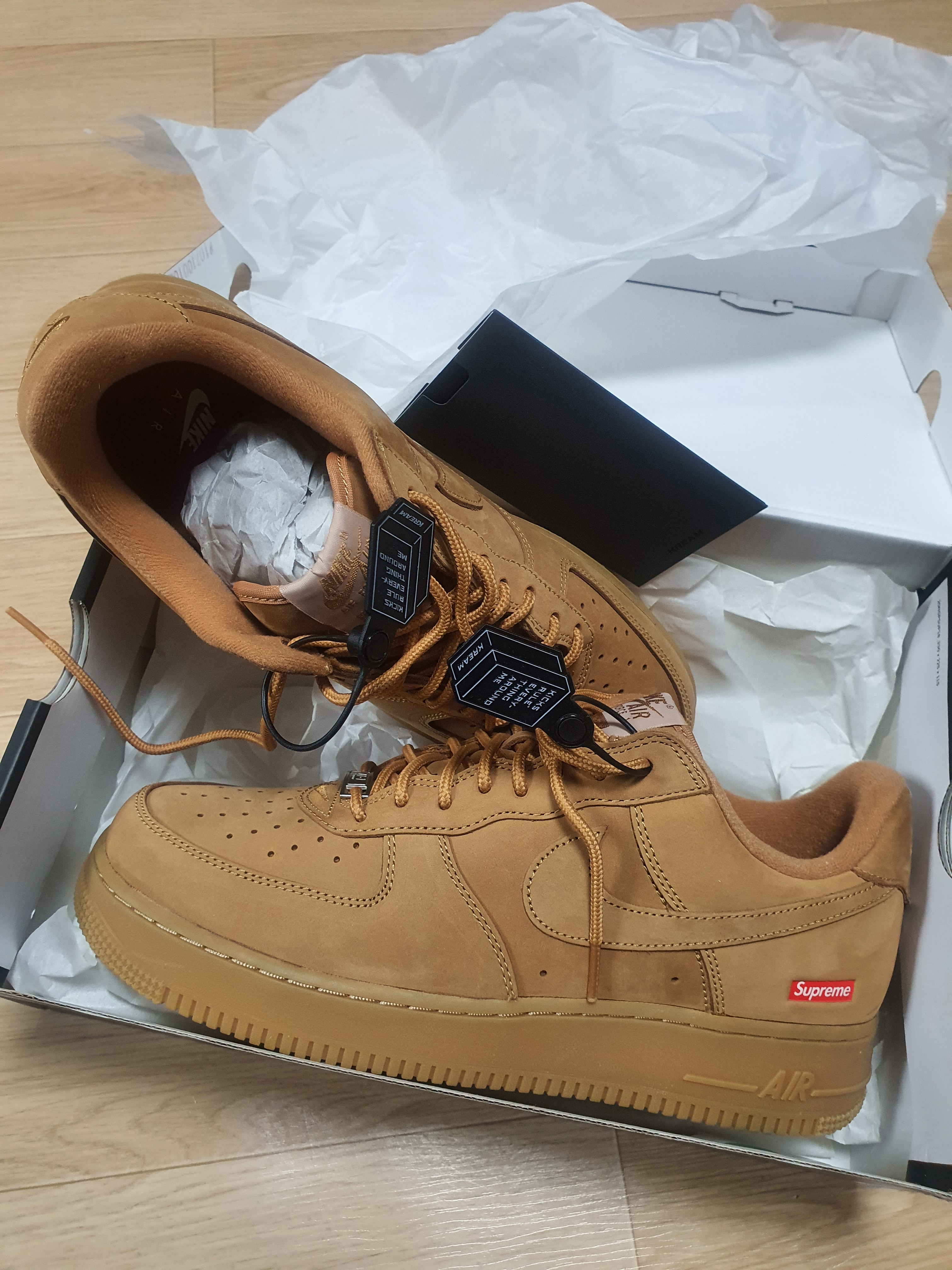 Nike x Supreme Air Force 1 Low Flax 착용 스타일 - 5