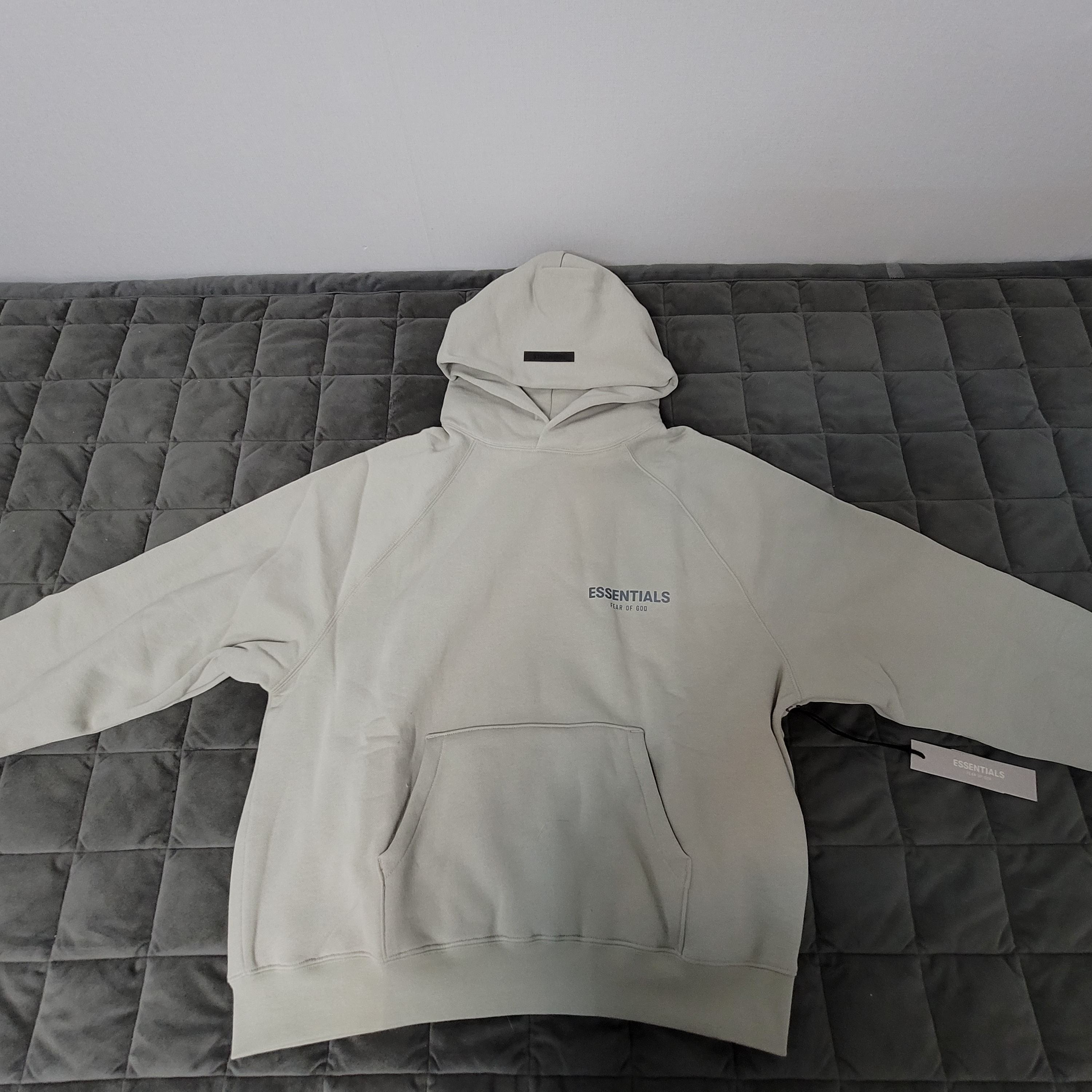 Essentials Pullover Hoodie Concrete - Ssense Exclusive 착용 스타일 - 1