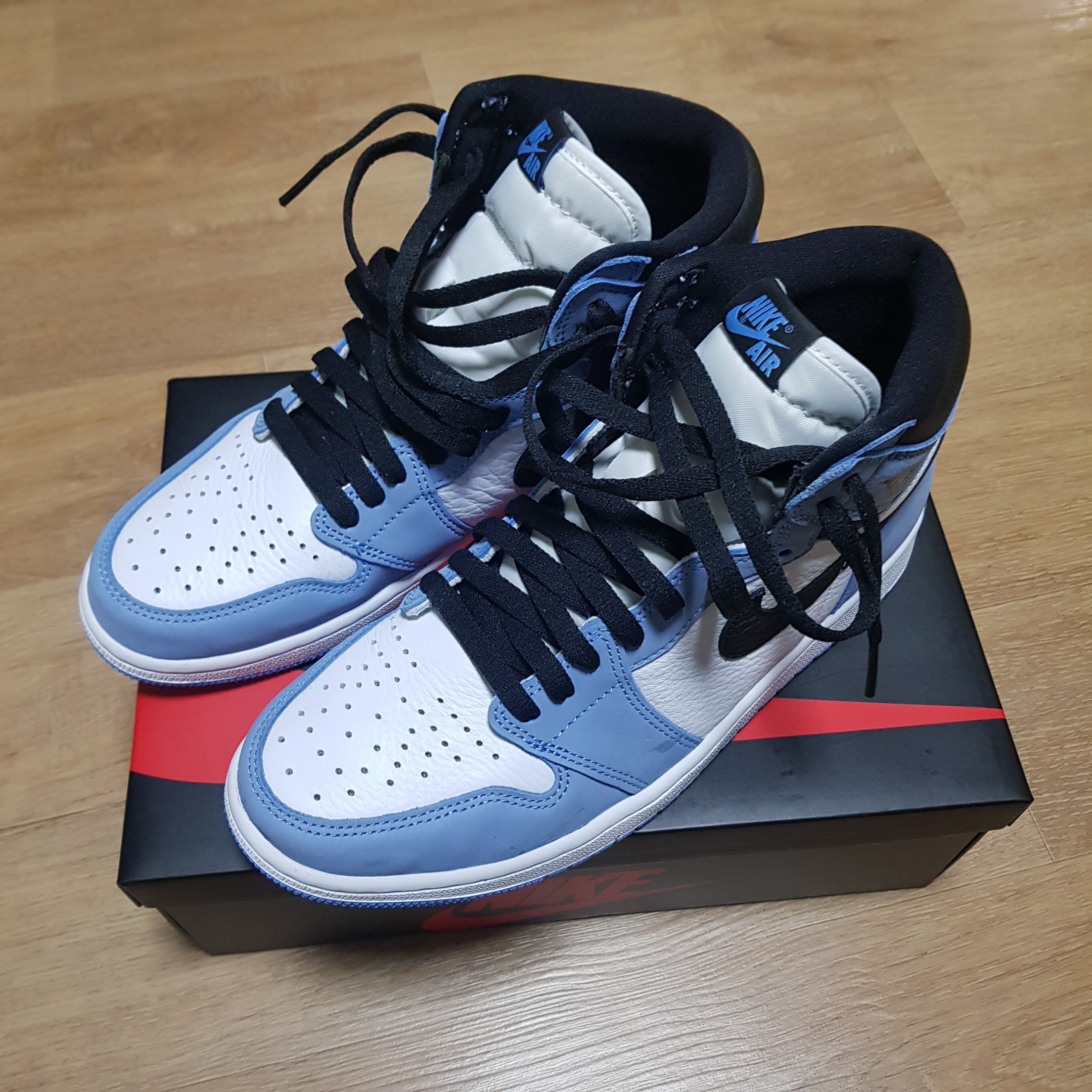 Jordan 1 Retro High OG University Blue 착용 스타일 - 3