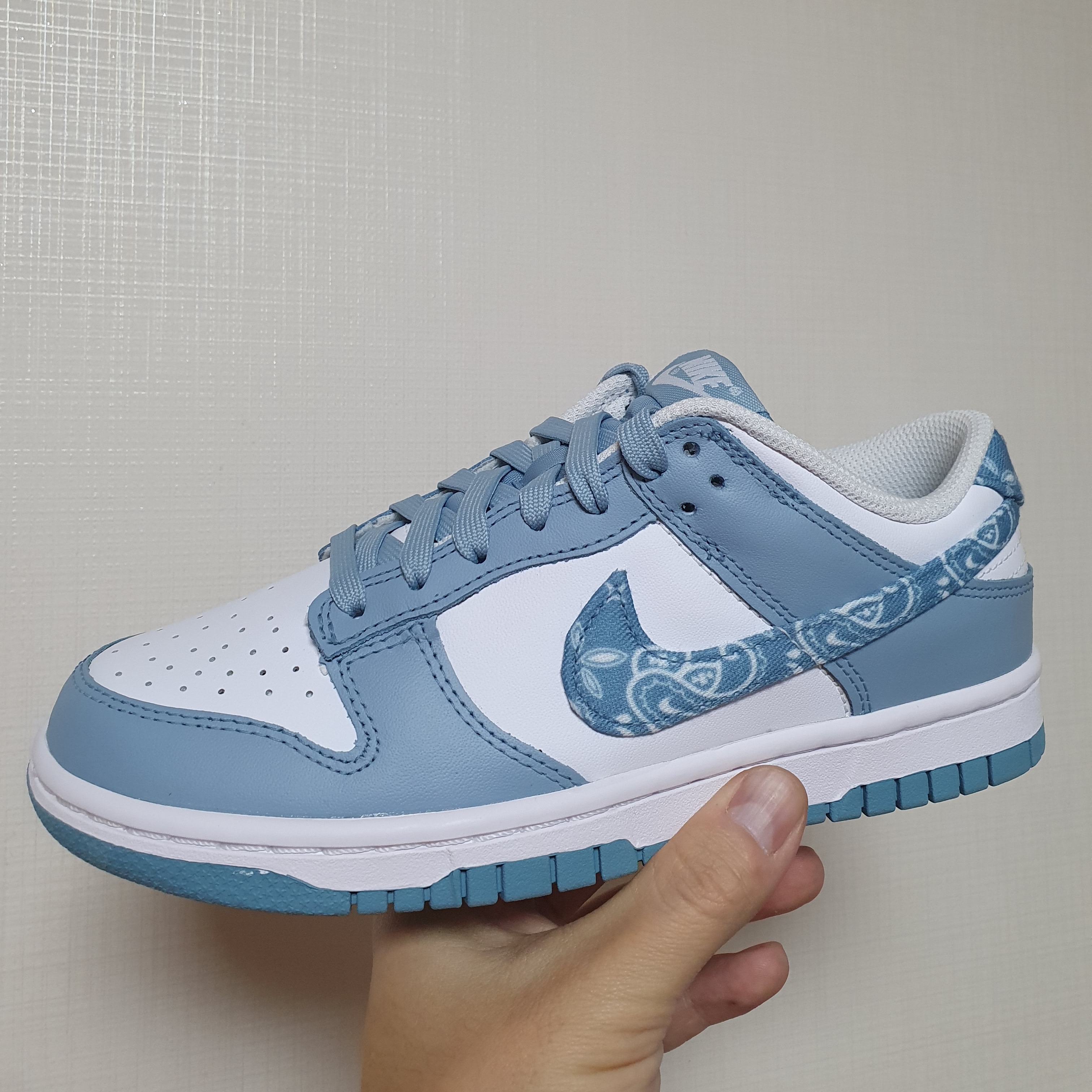 (W) Nike Dunk Low Essential Blue Paisley 착용 스타일 - 1