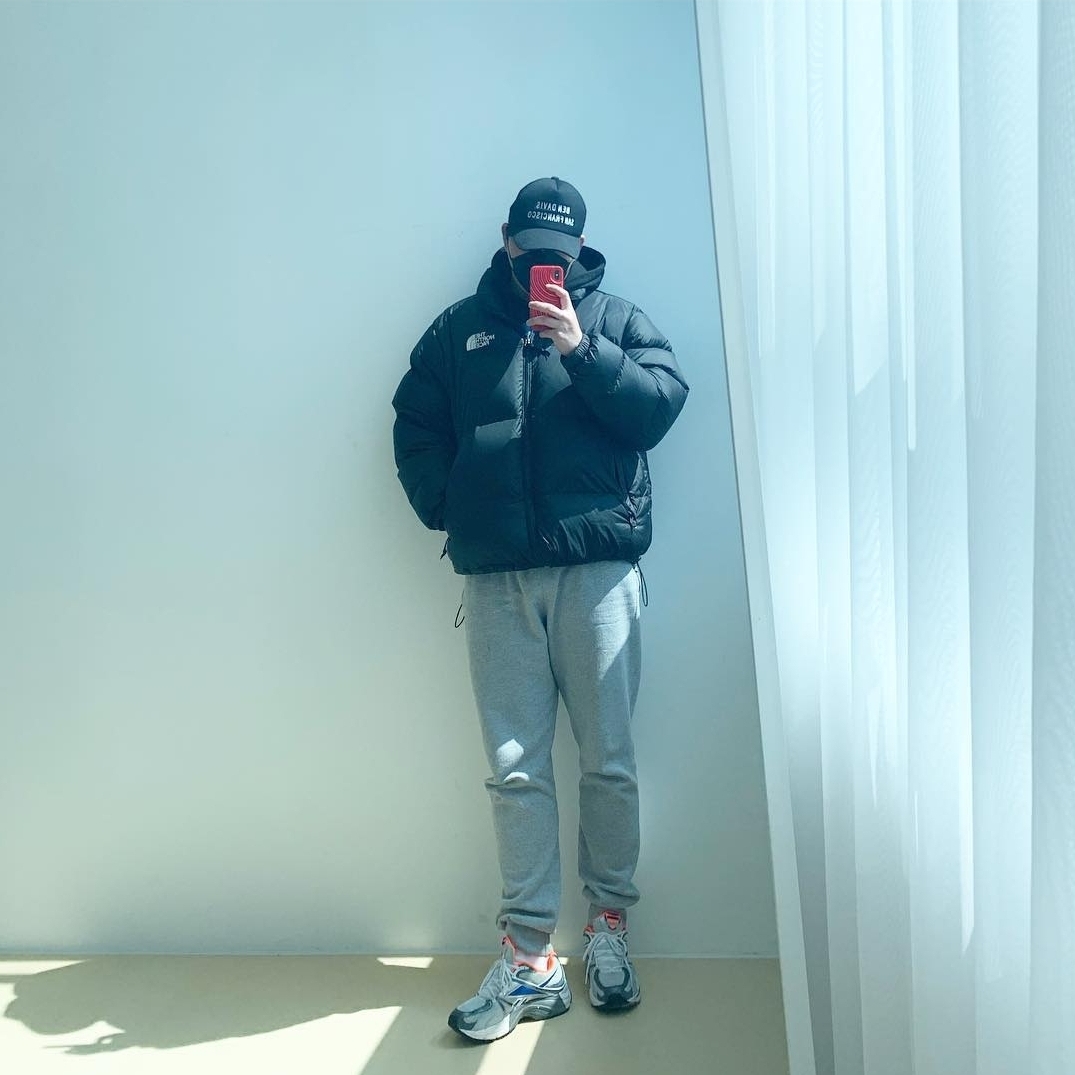 Reebok x Vetements Spike Runner 200 Grey Red 착용 스타일 - 1