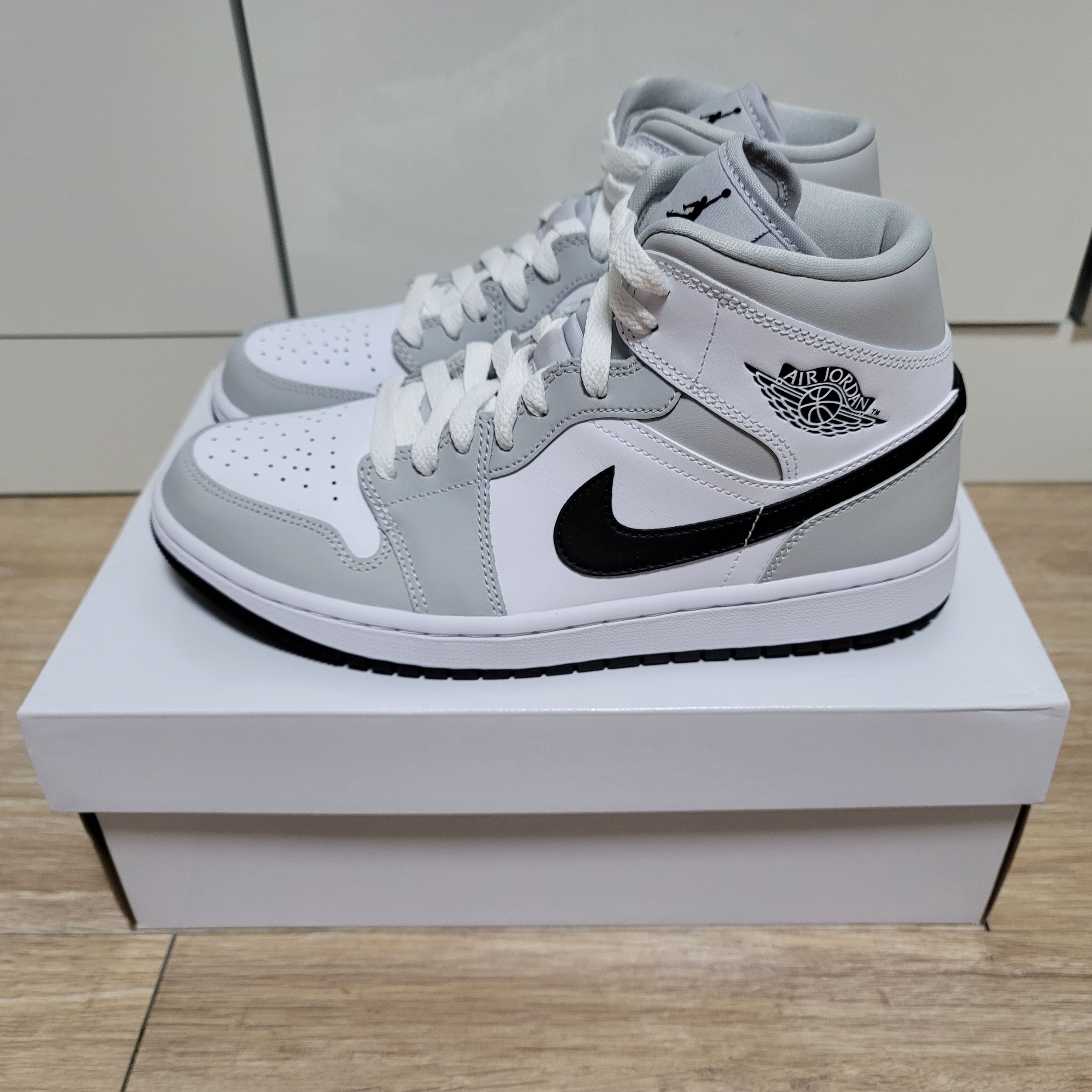 (W) Jordan 1 Mid Grey Fog 착용 스타일 - 1