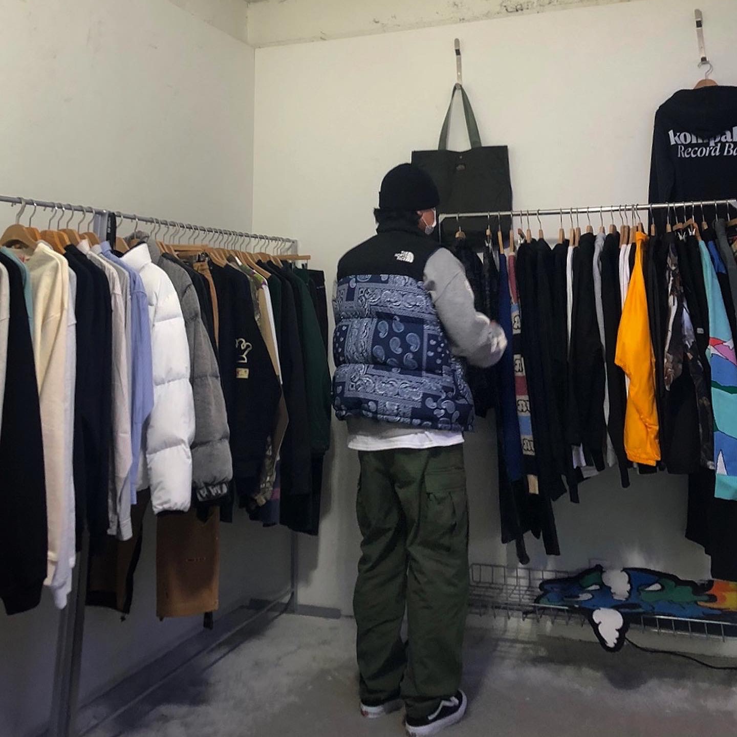 The North Face Nuptse Down Vest Navy, Vans Vault OG Old Skool LX Black 착용 스타일