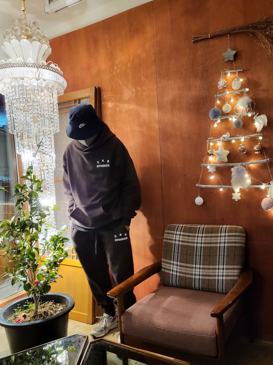 IAB Studio Hoodie Brown, IAB Studio Sweatpants Brown 착용 스타일 - 2