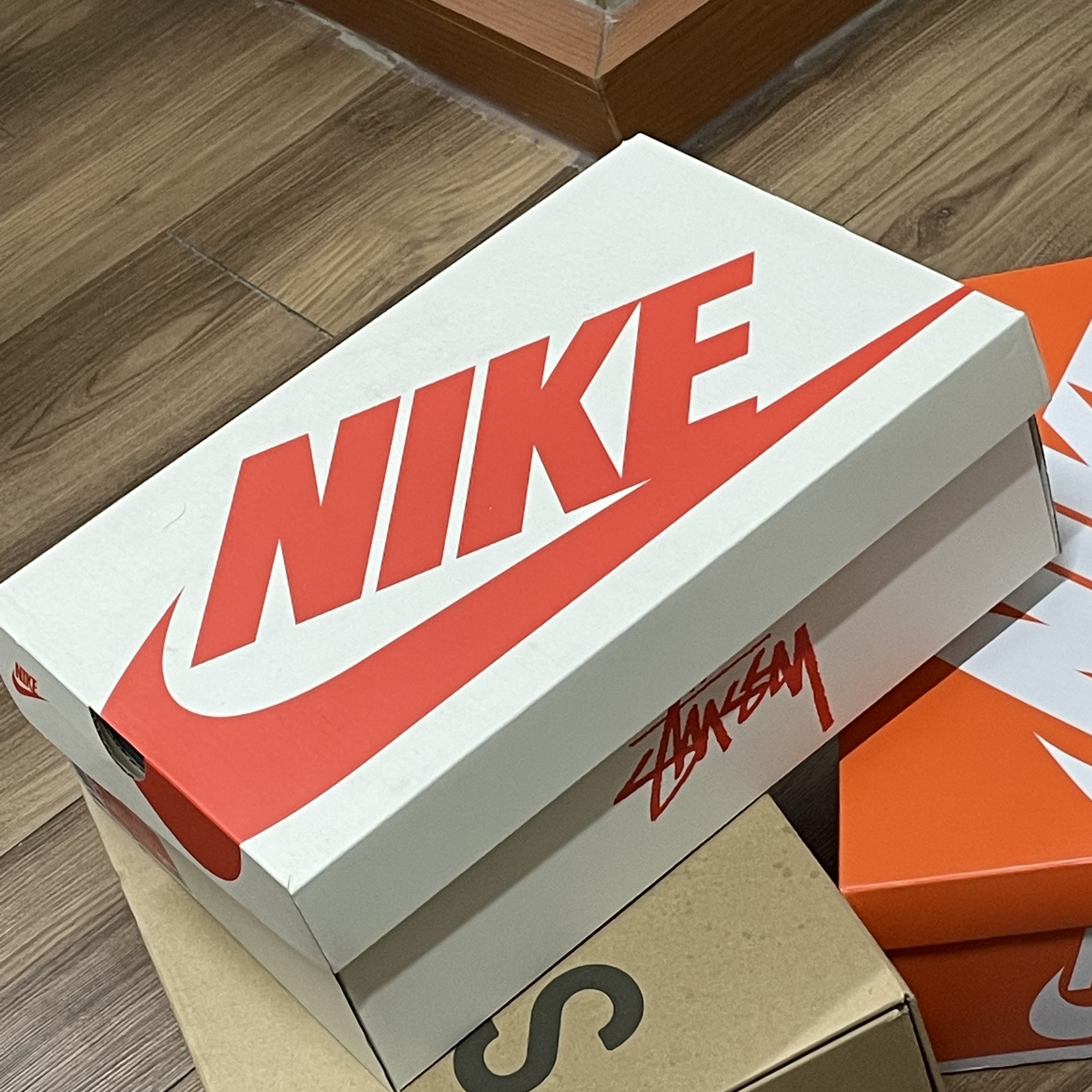 Nike x Stussy Air Zoom Spiridon Cage 2 Fossil, Jordan 1 KO Chicago 2021 착용 스타일