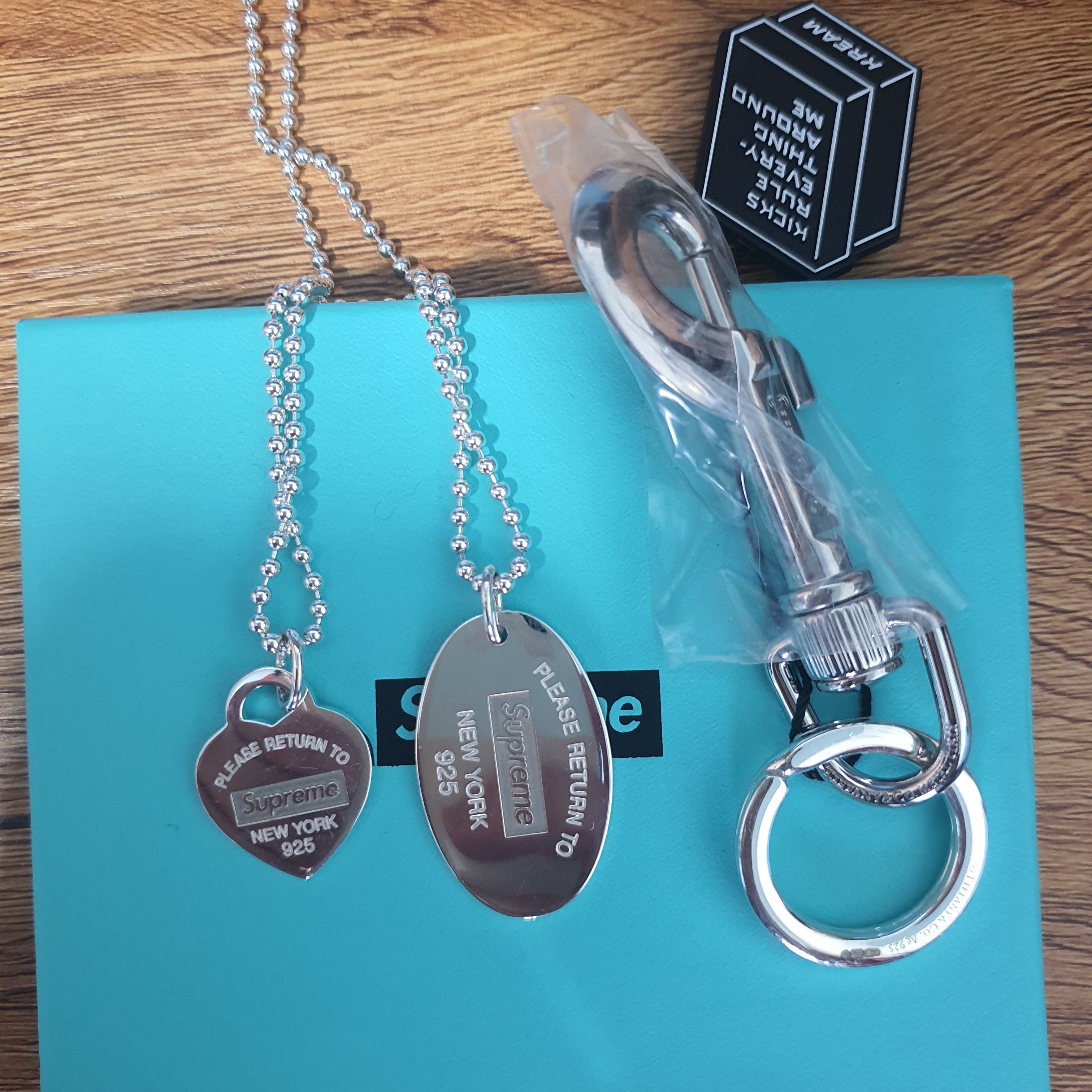 Supreme x Tiffany & Co. Return to Tiffany Oval Tag Keyring Silver - 21FW, Supreme x Tiffany & Co. Return to Tiffany Heart Tag Pendant - 21FW 착용 스타일 - 1