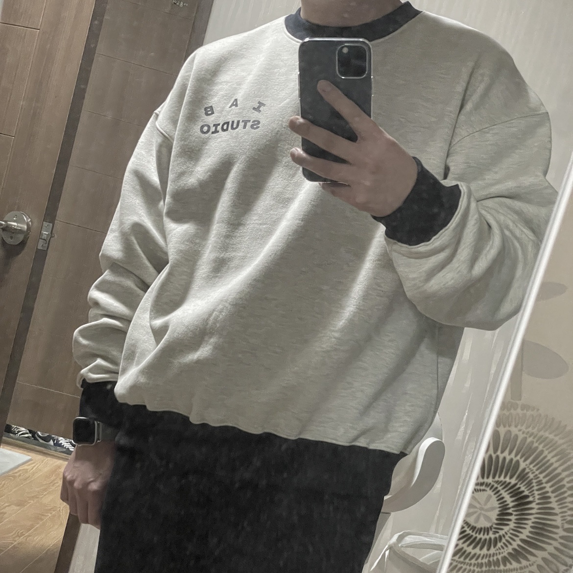 IAB Studio Sweatshirt Oatmeal Navy 착용 스타일