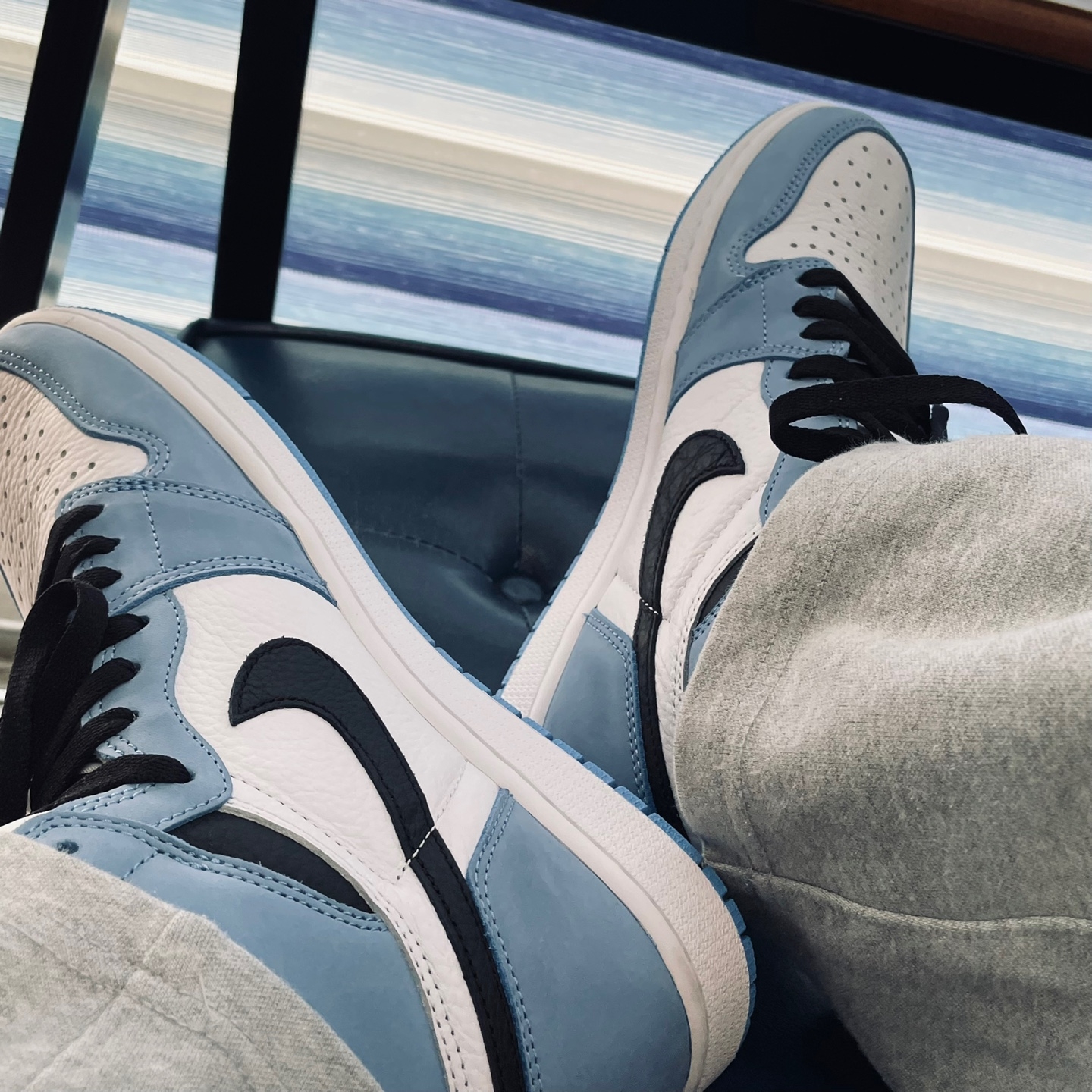 Jordan 1 Retro High OG University Blue 착용 스타일 - 2