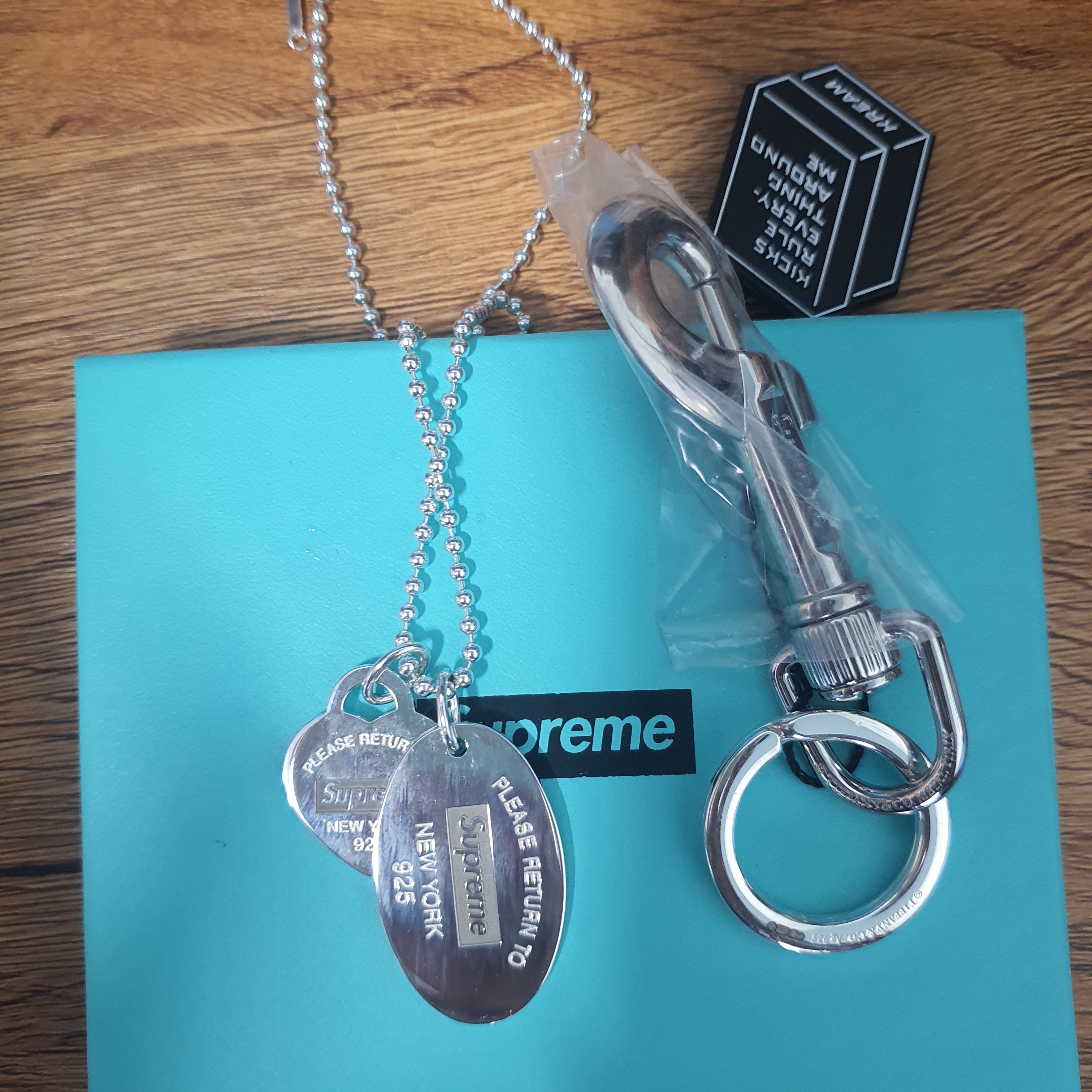 Supreme x Tiffany & Co. Return to Tiffany Oval Tag Keyring Silver - 21FW, Supreme x Tiffany & Co. Return to Tiffany Heart Tag Pendant - 21FW 착용 스타일 - 4