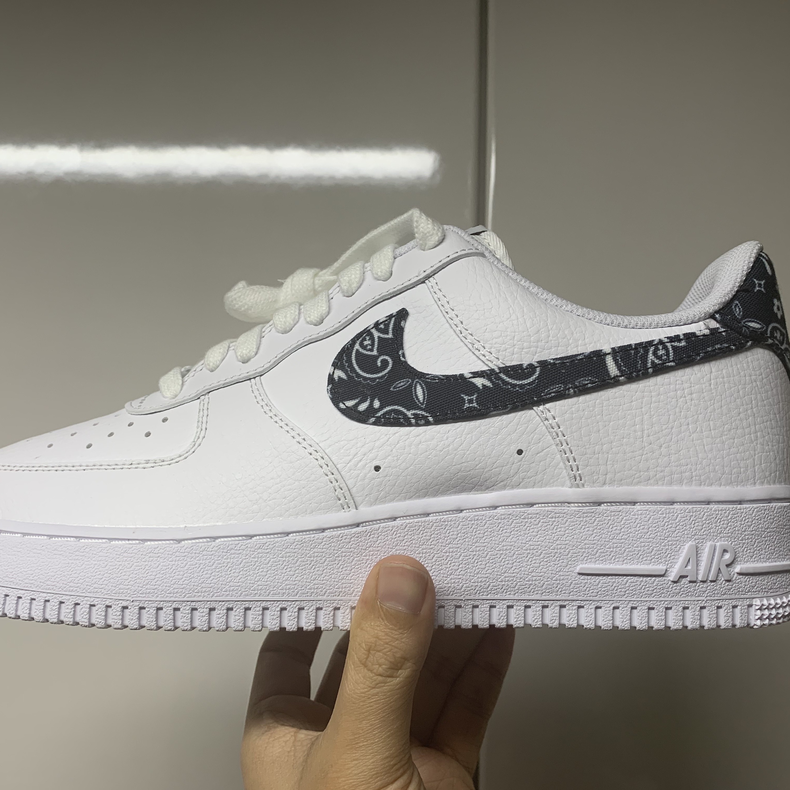 (W) Nike Air Force 1 '07 Essential Paisley Swoosh White Black 착용 스타일 - 2