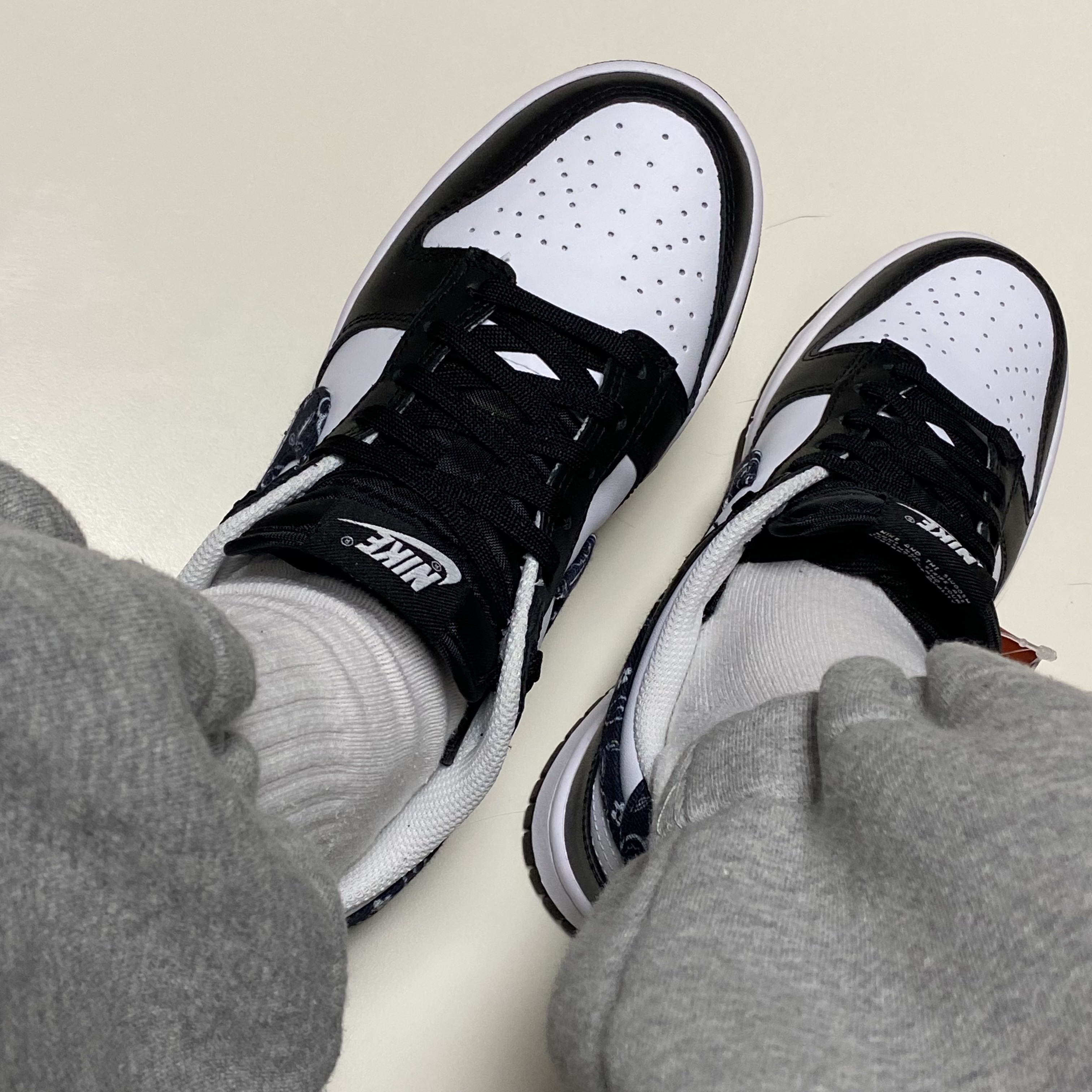 (W) Nike Dunk High SE First Use Sail University Orange, (W) Nike Dunk Low Essential Black Paisley 착용 스타일 - 2
