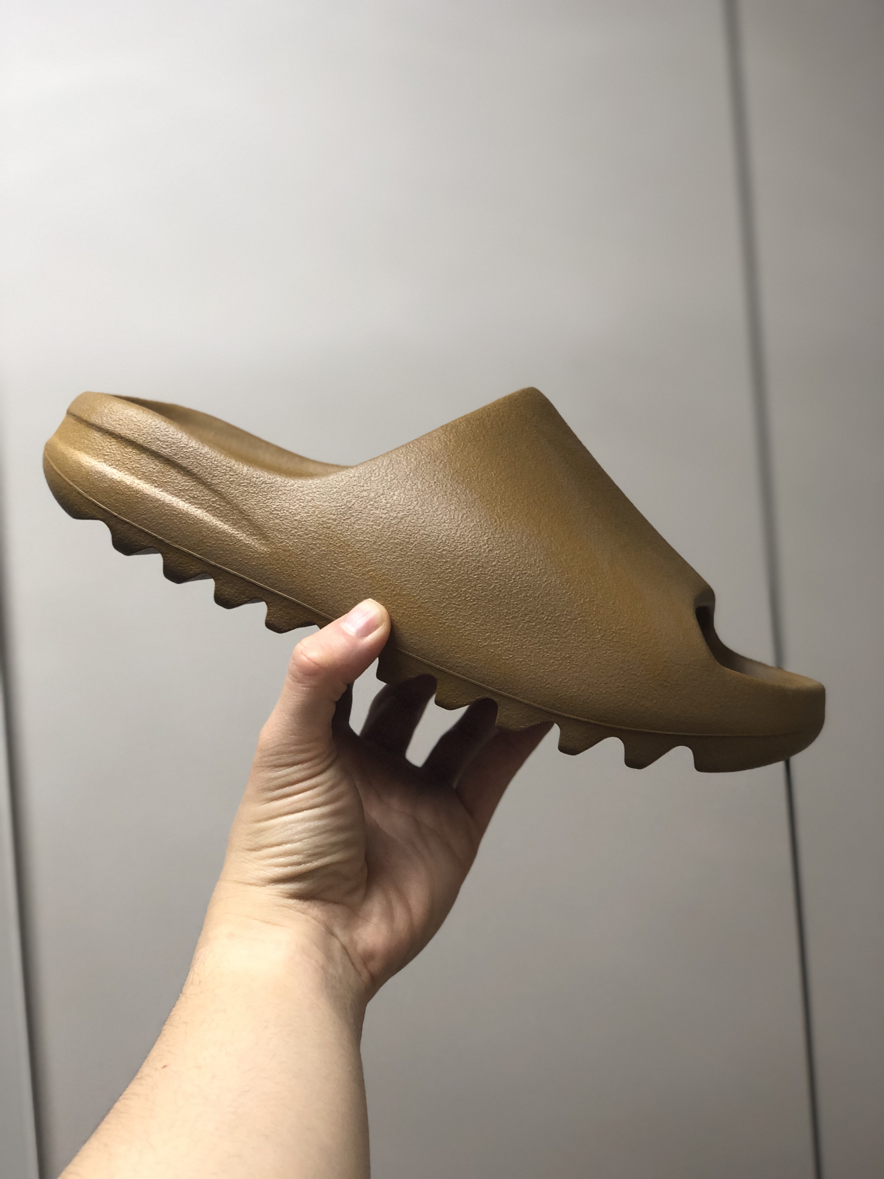 Adidas Yeezy Slide Ochre 착용 스타일