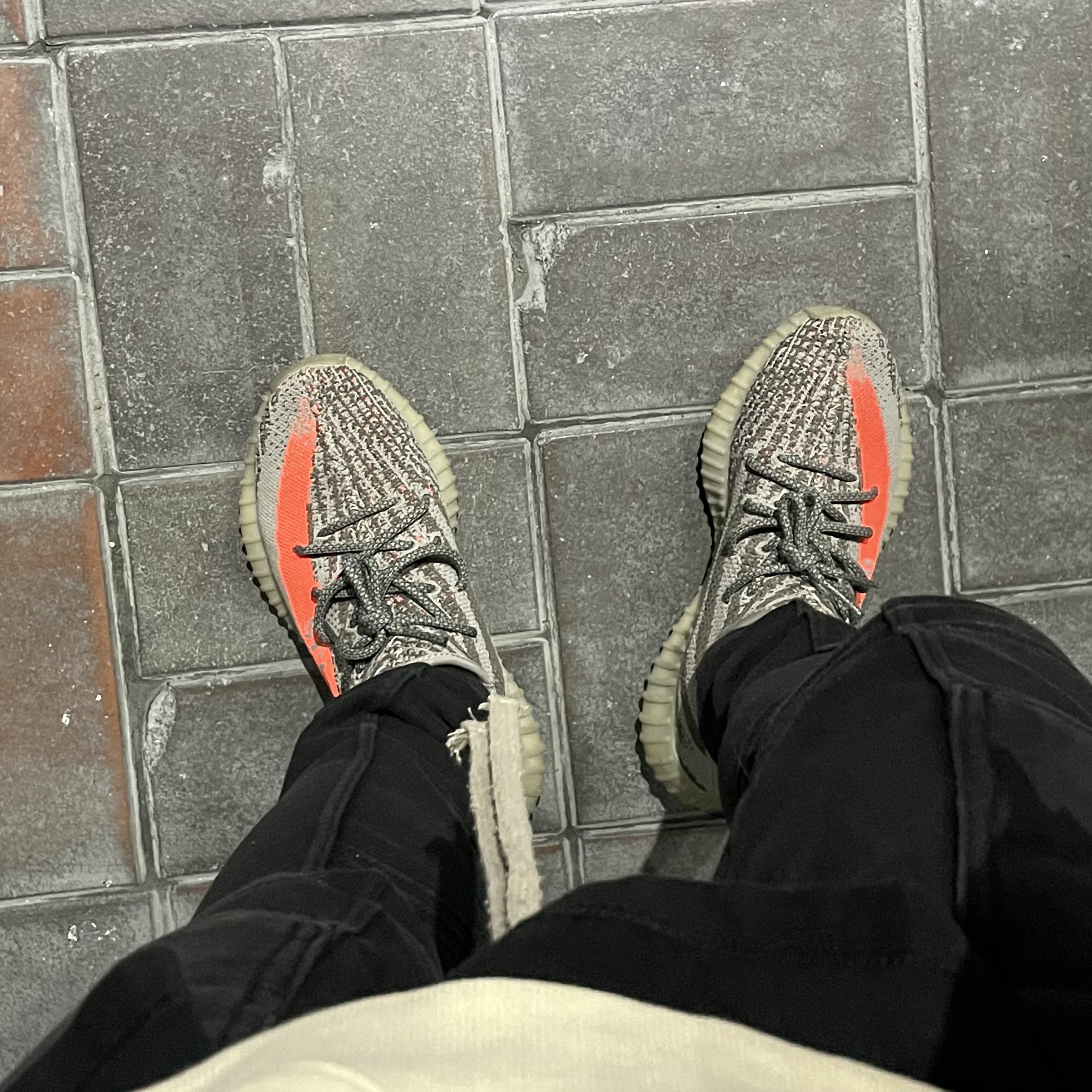 Adidas Yeezy Boost 350 V2 Beluga 착용 스타일