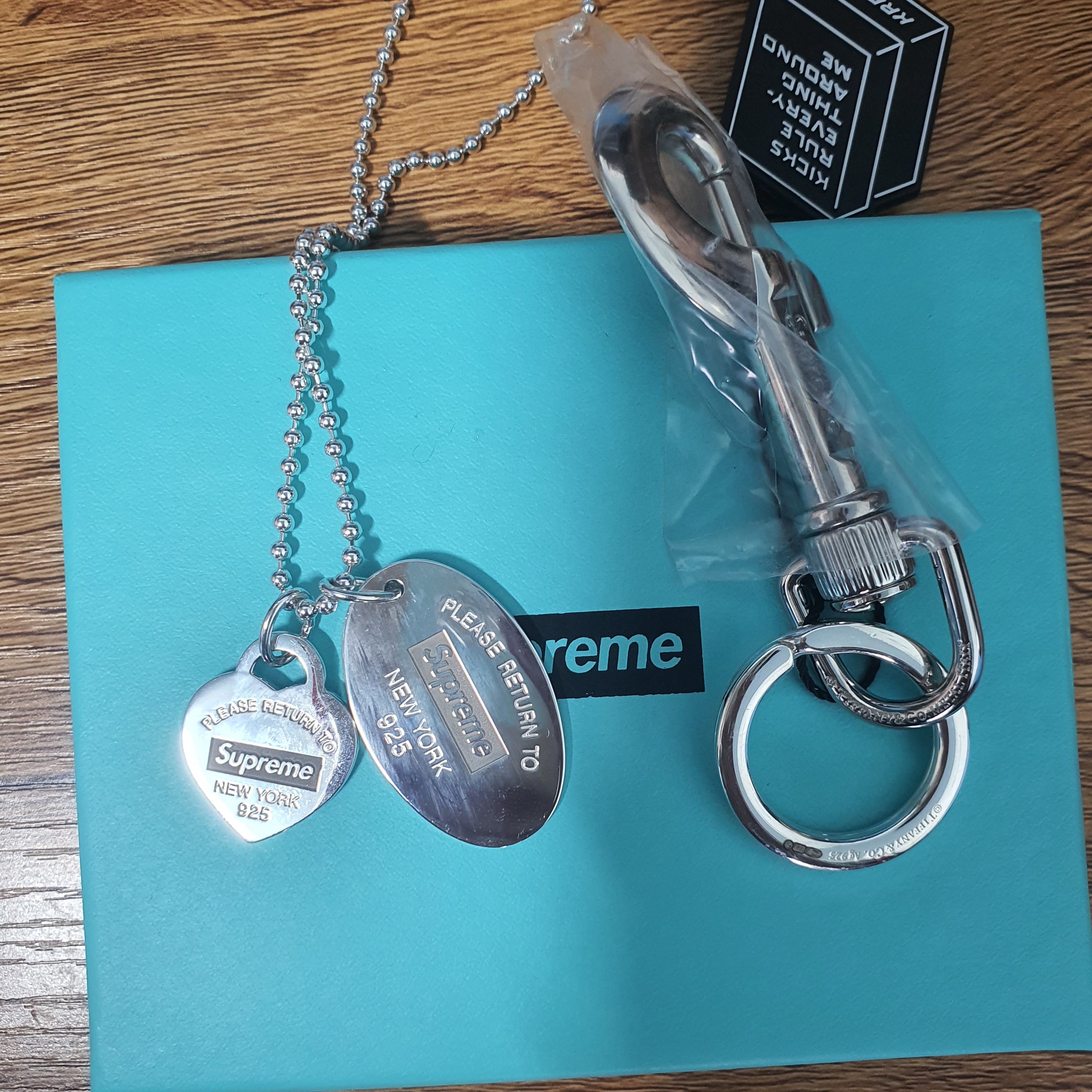 Supreme x Tiffany & Co. Return to Tiffany Oval Tag Keyring Silver - 21FW, Supreme x Tiffany & Co. Return to Tiffany Heart Tag Pendant - 21FW 착용 스타일 - 3
