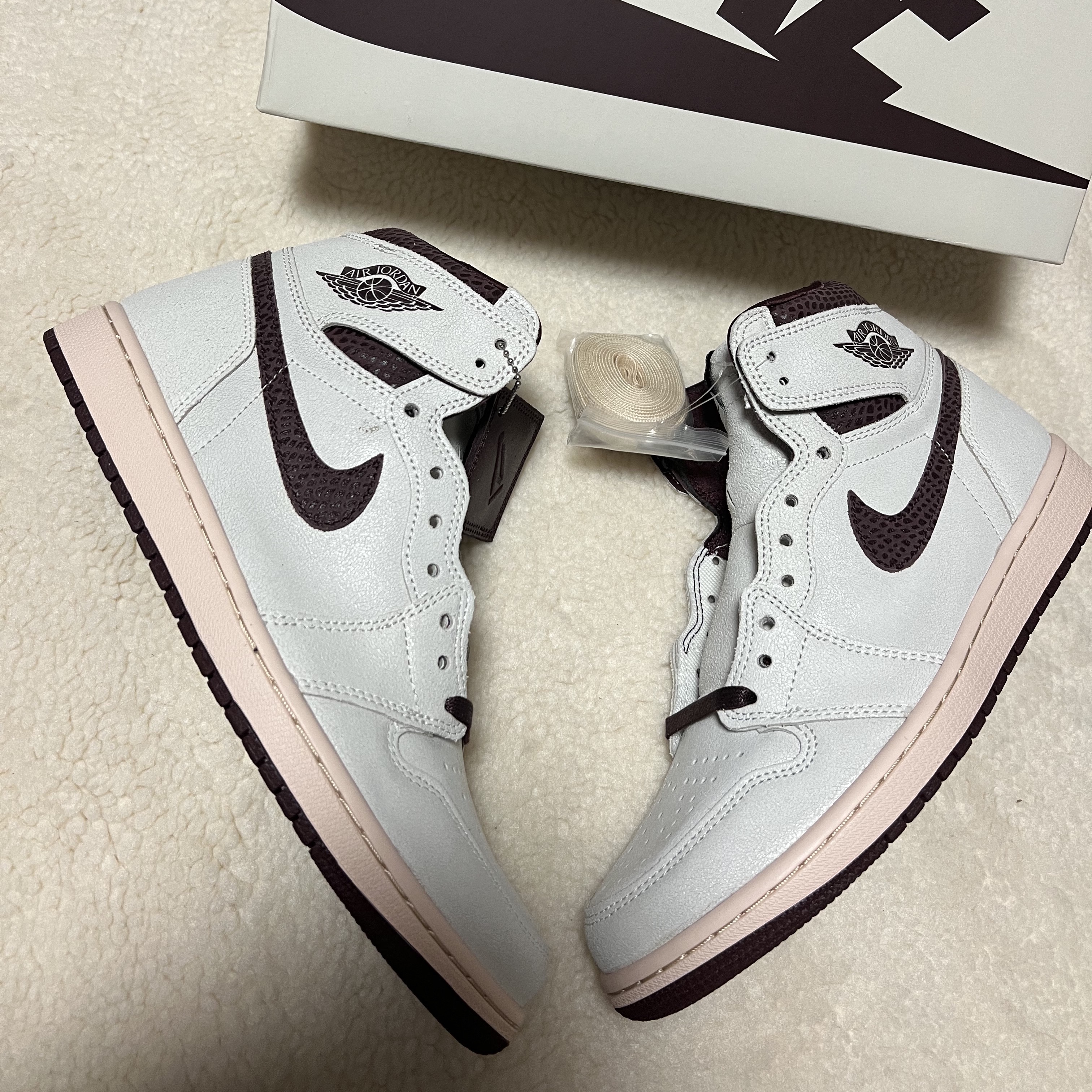 Jordan 1 x A Ma Maniere Retro High OG SP Sail and Burgundy 착용 스타일 - 2