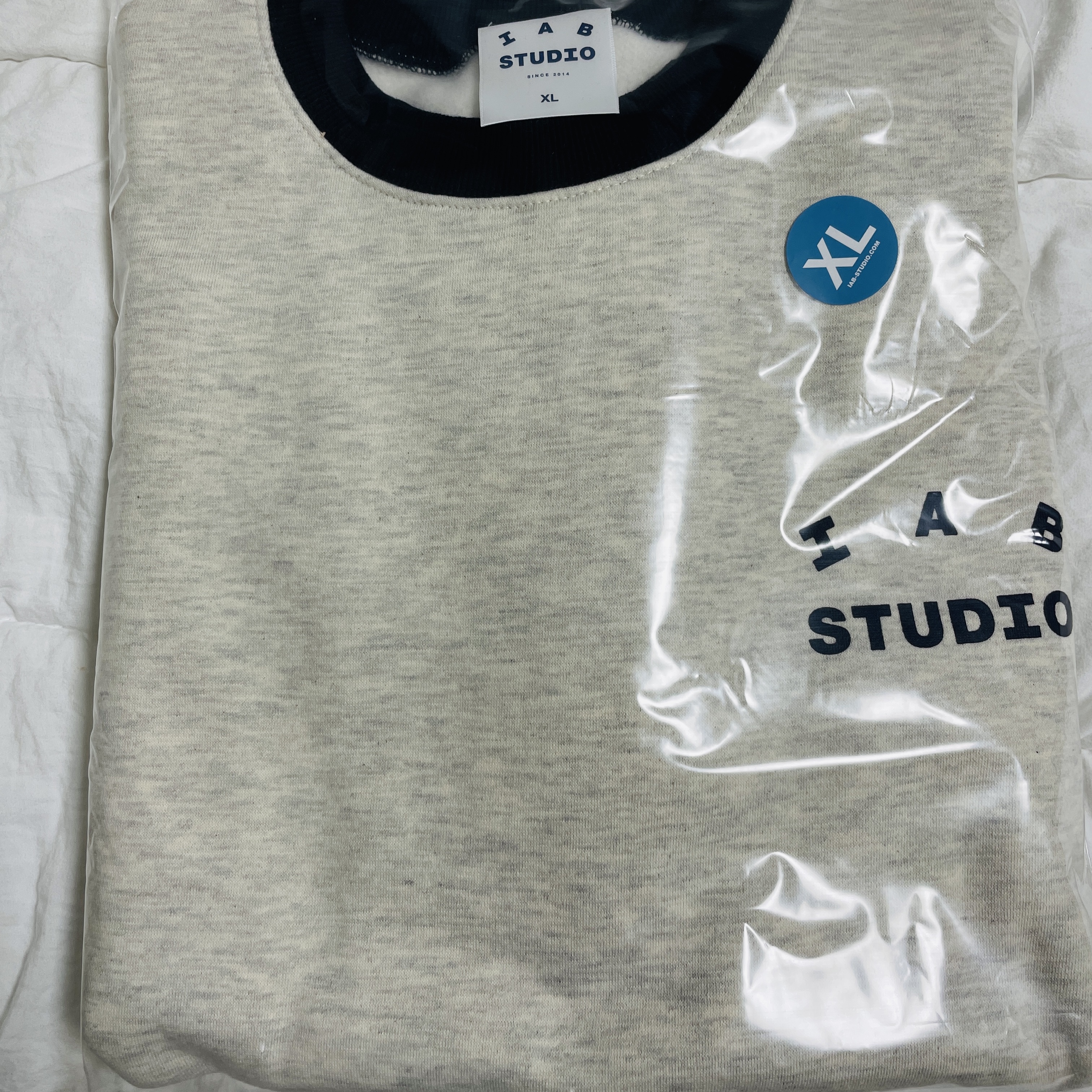 IAB Studio Sweatshirt Oatmeal Navy 착용 스타일
