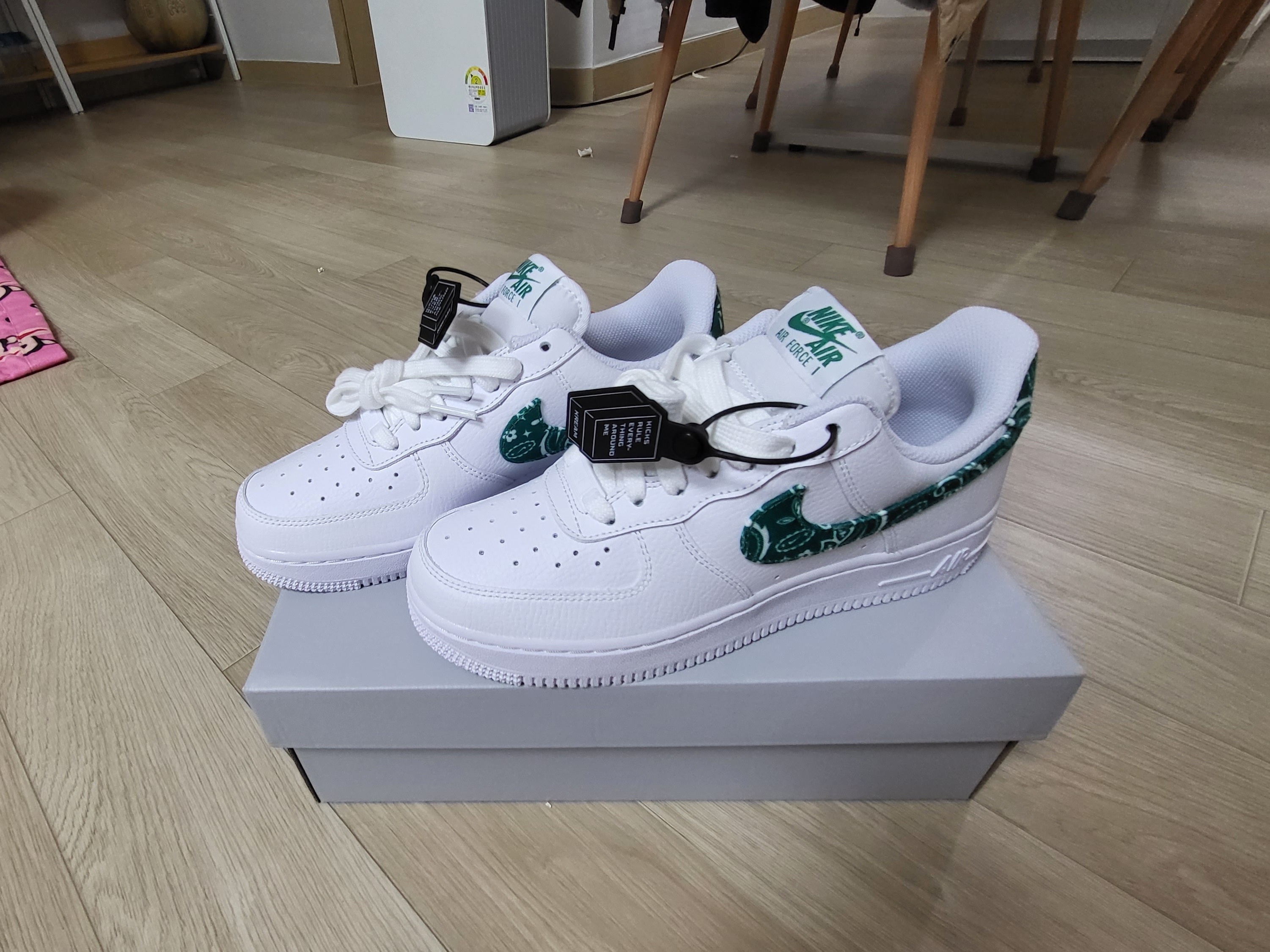 (W) Nike Air Force 1 '07 Essential Paisley Swoosh White Malachite 착용 스타일 - 1