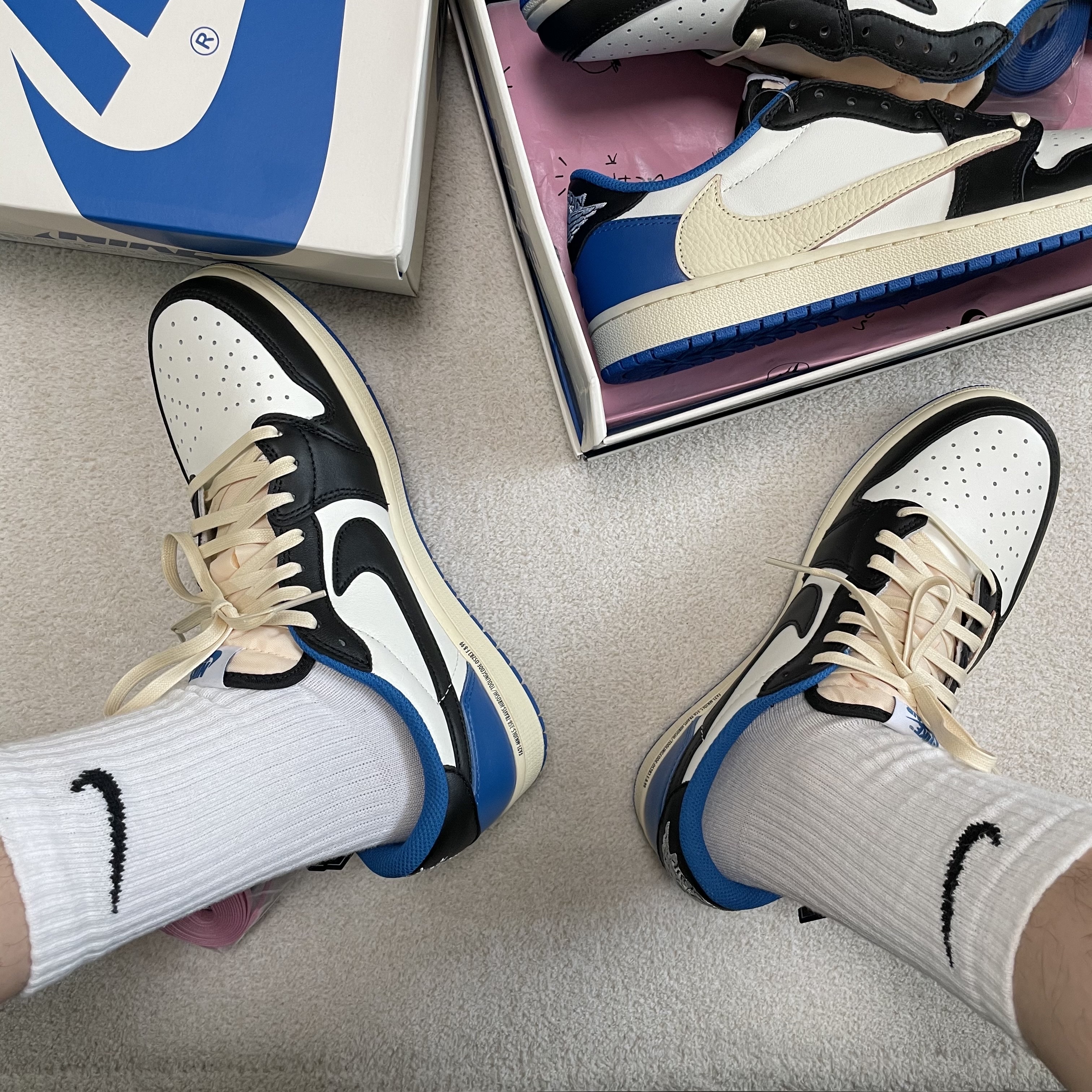 Jordan 1 x Travis Scott x Fragment Retro Low OG SP Military Blue 착용 스타일 - 1