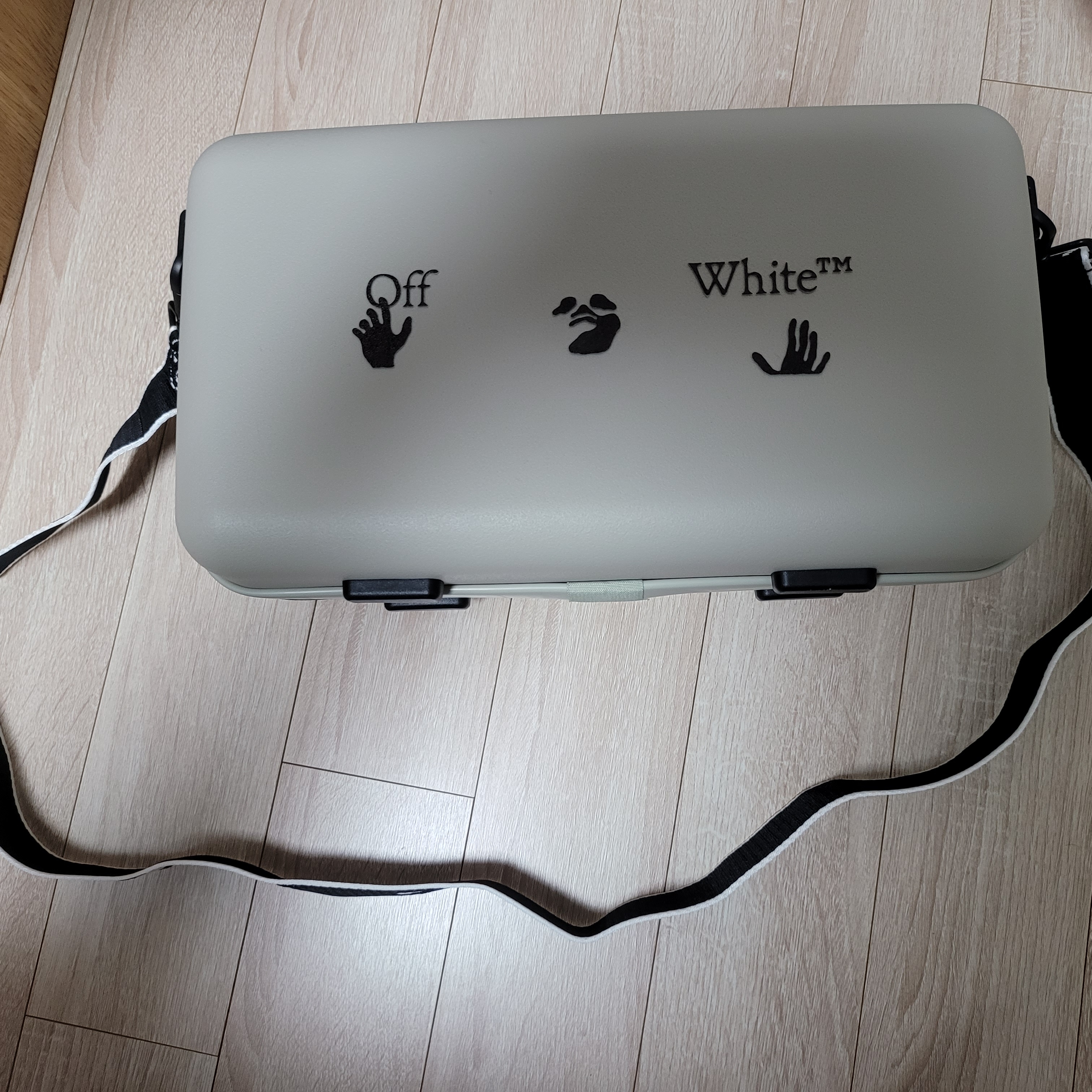 Off-White x Amore Pacific Protection Box (Without Cosmetics) 착용 스타일 - 5