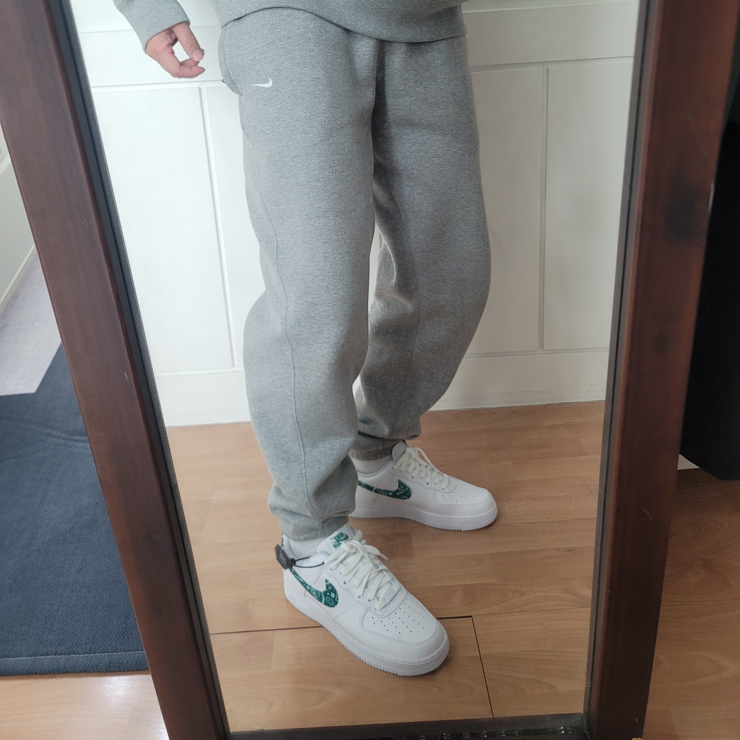 (W) Nike Air Force 1 '07 Essential Paisley Swoosh White Malachite, Nike M NRG Sweatpants Dark Grey Heather 착용 스타일 - 2