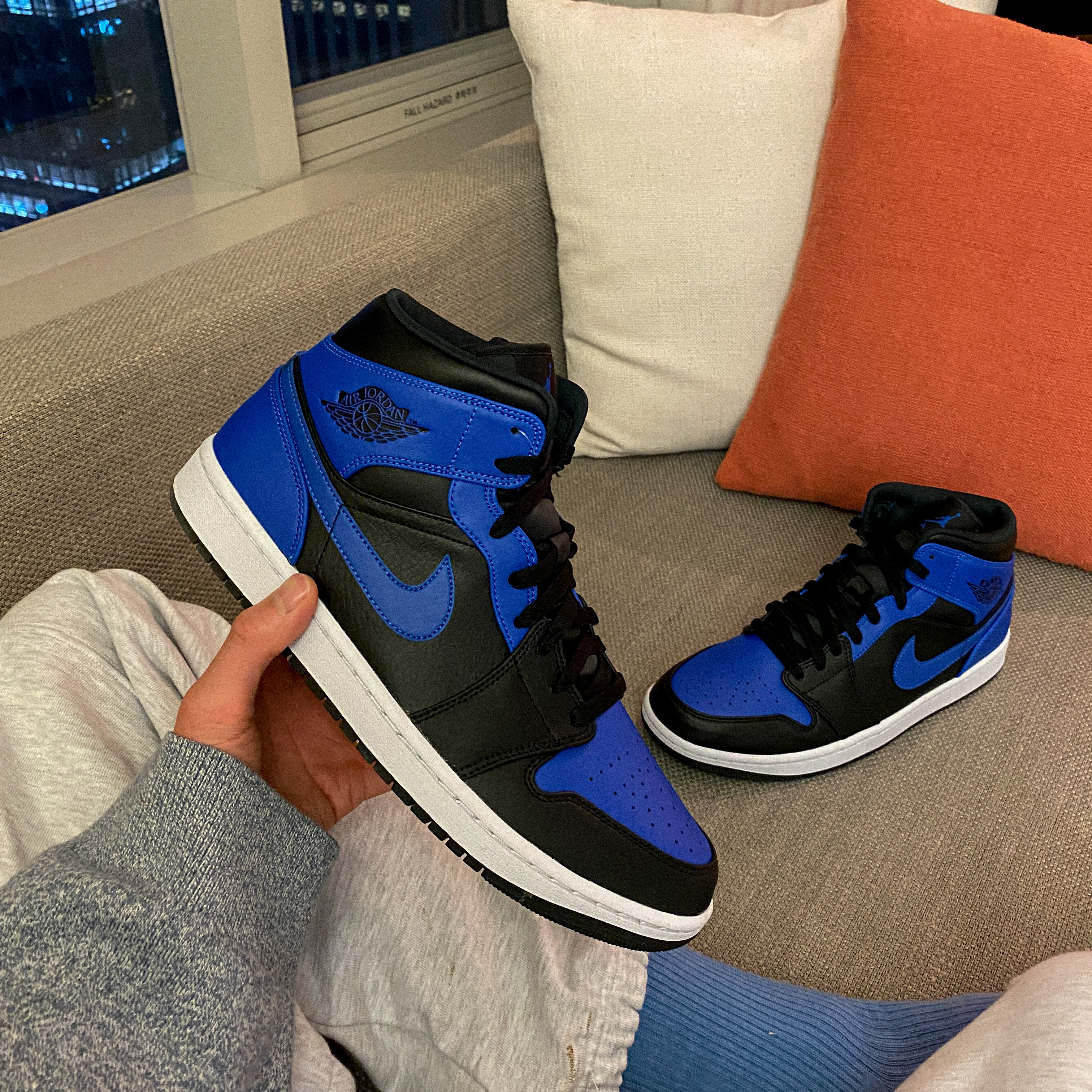 Jordan 1 Mid Black Hyper Royal 착용 스타일 - 1