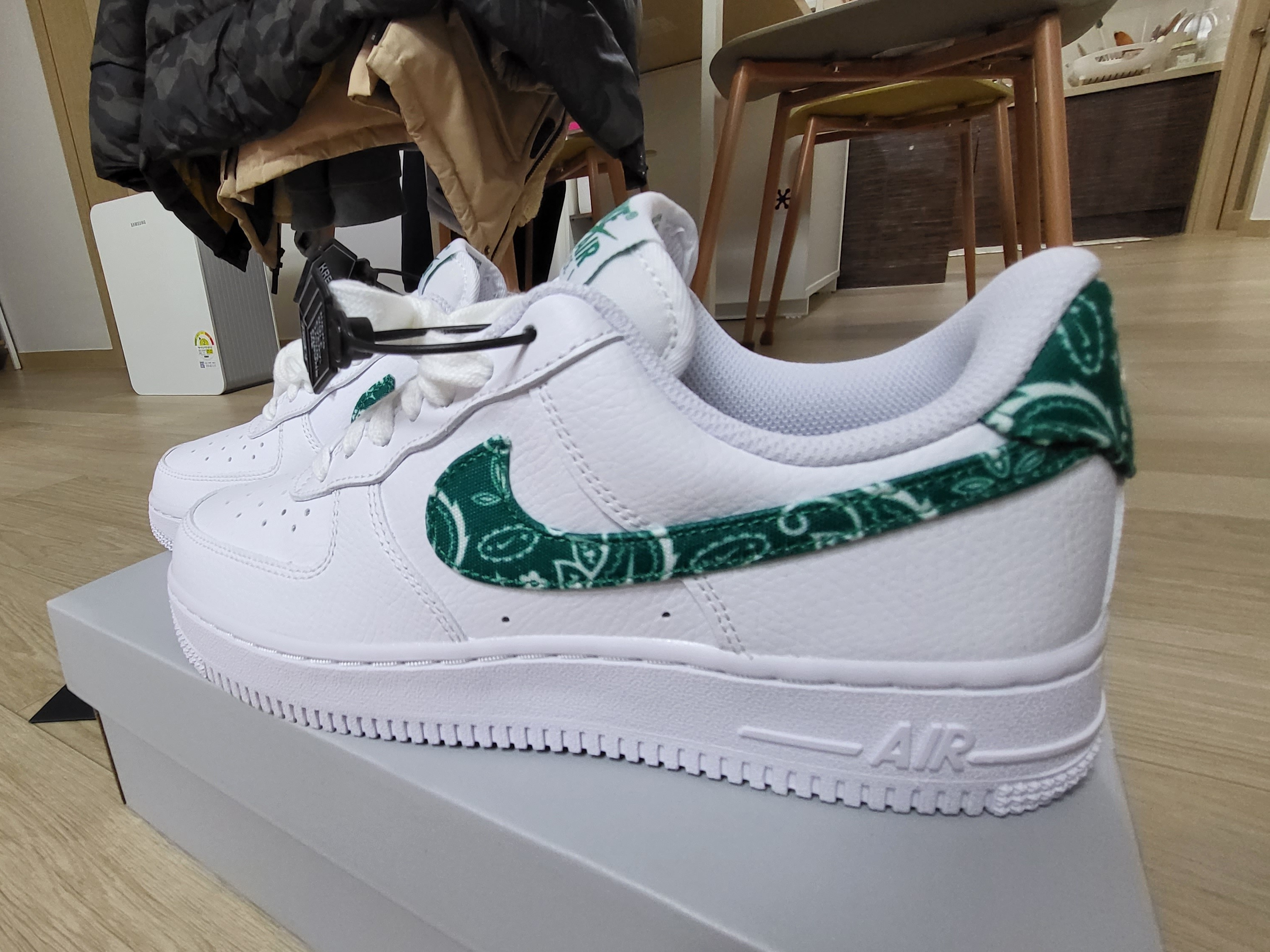 (W) Nike Air Force 1 '07 Essential Paisley Swoosh White Malachite 착용 스타일 - 2