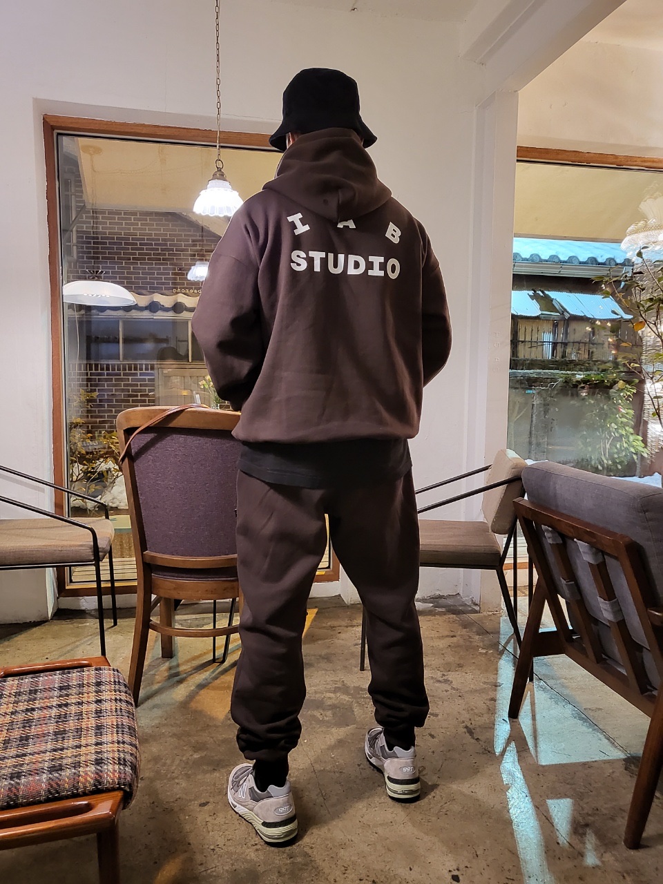 IAB Studio Hoodie Brown, IAB Studio Sweatpants Brown 착용 스타일 - 1