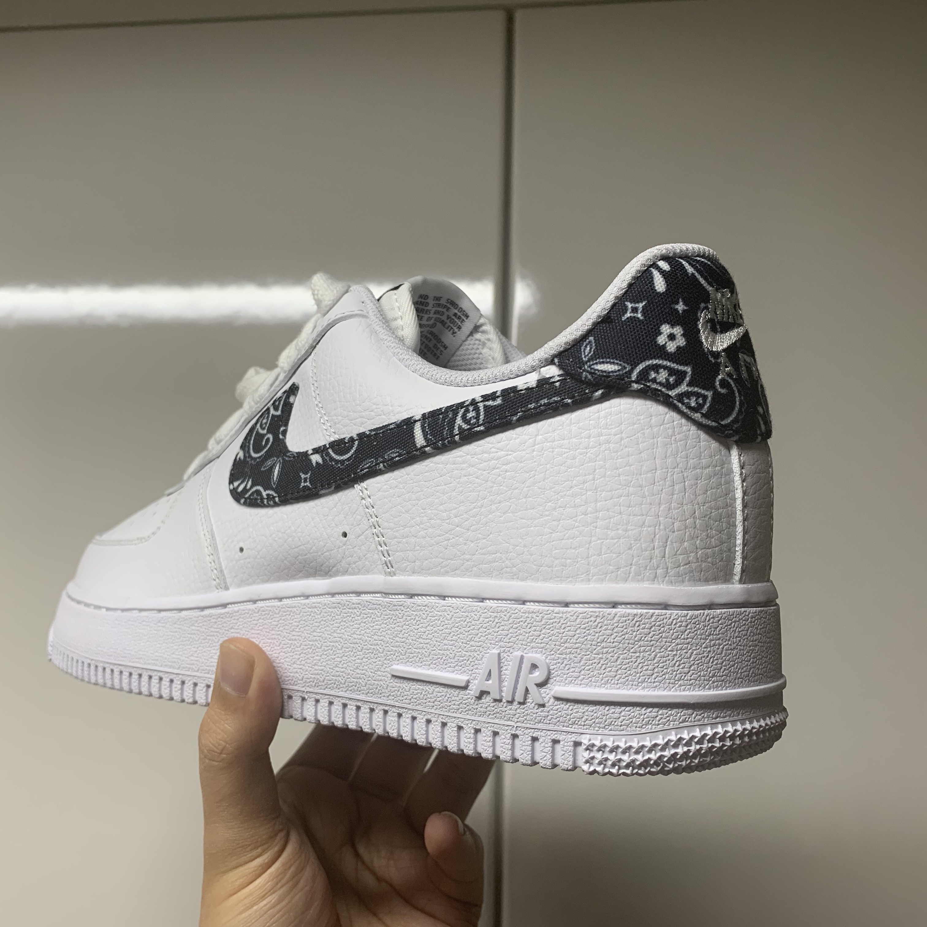 (W) Nike Air Force 1 '07 Essential Paisley Swoosh White Black 착용 스타일 - 1