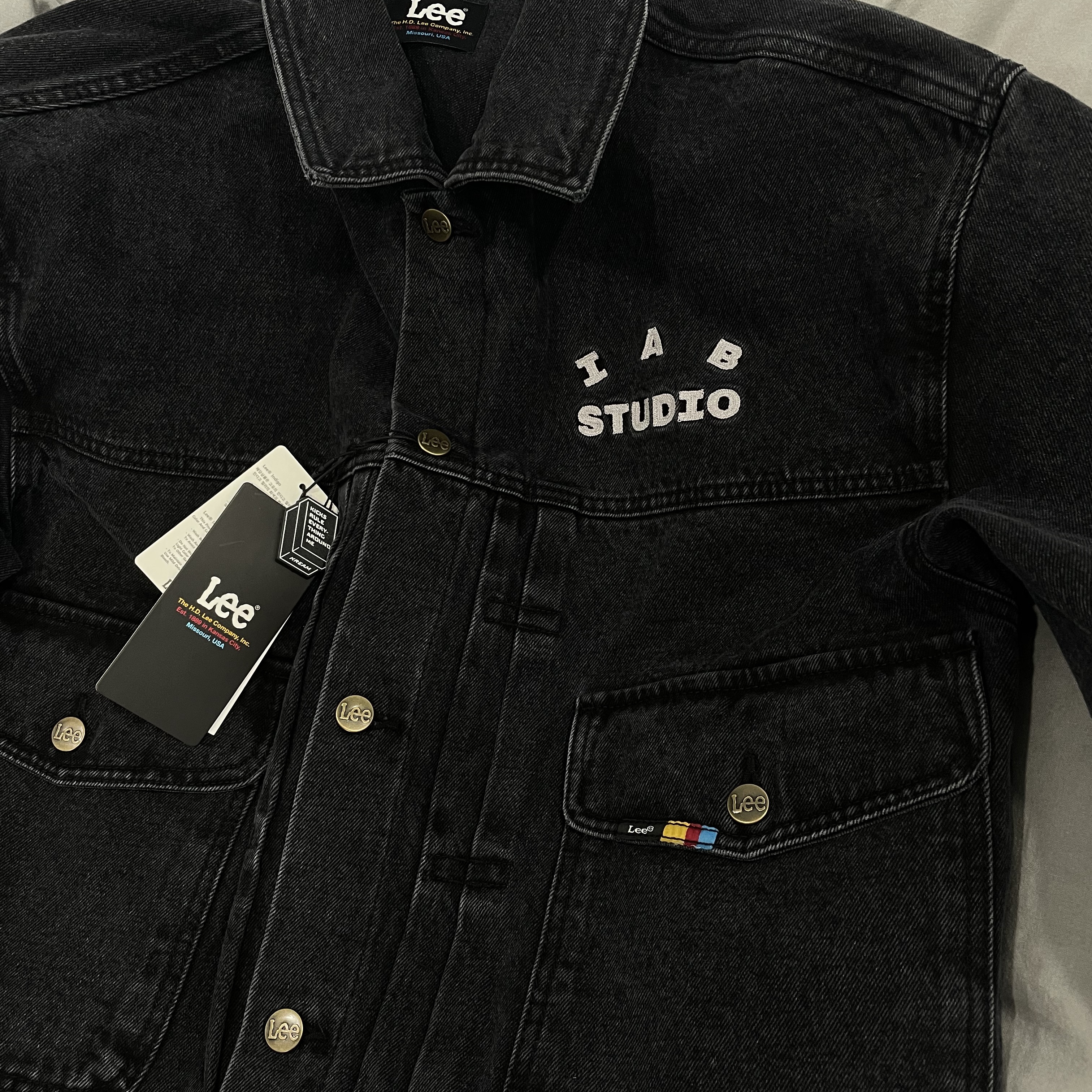 IAB Studio x Lee Denim Jacket Black 착용 스타일 - 3