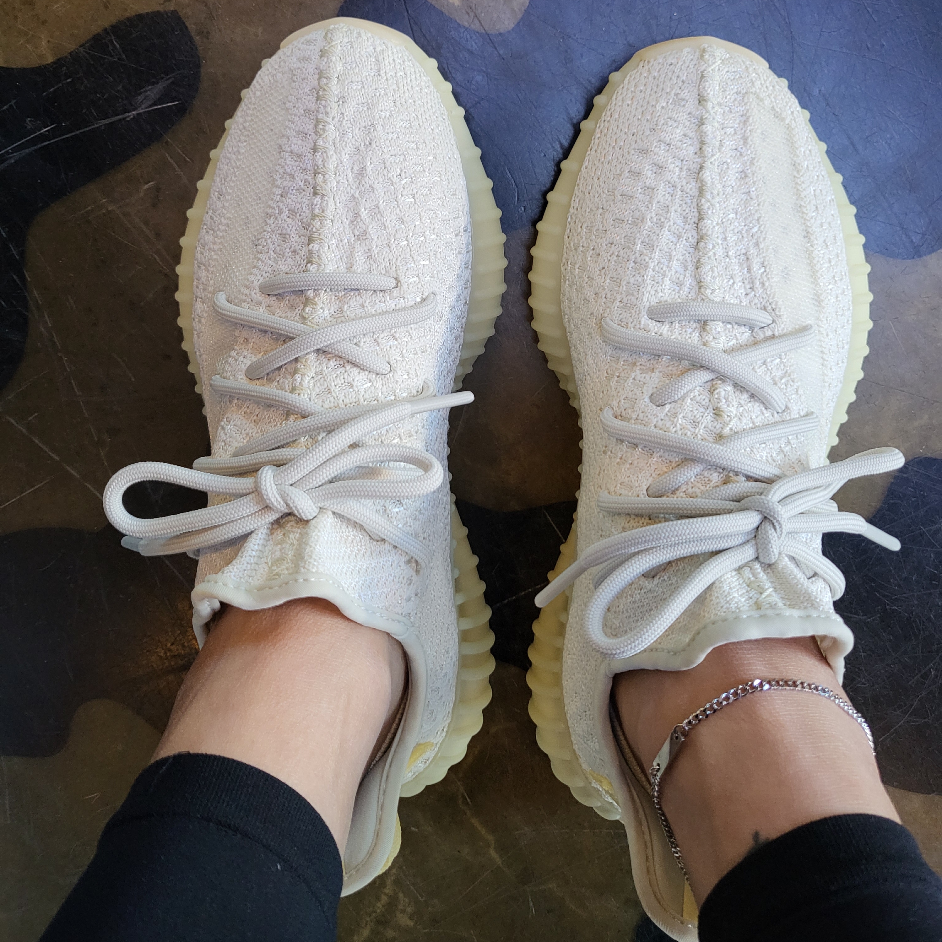 Adidas Yeezy Boost 350 V2 Light 착용 스타일 - 1