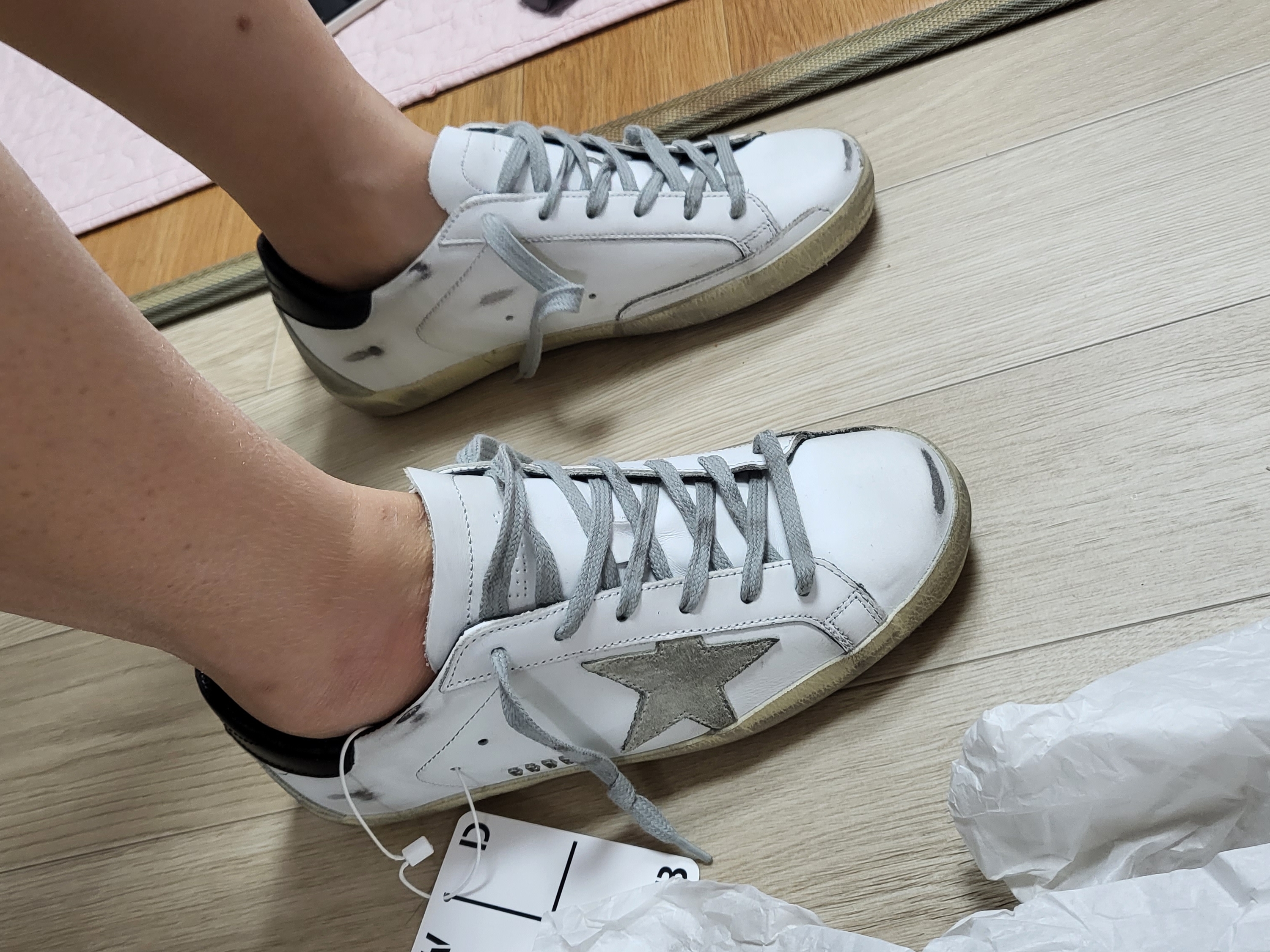 (W) Golden Goose Superstar White Black Heel Tab Sneakers 착용 스타일 - 4