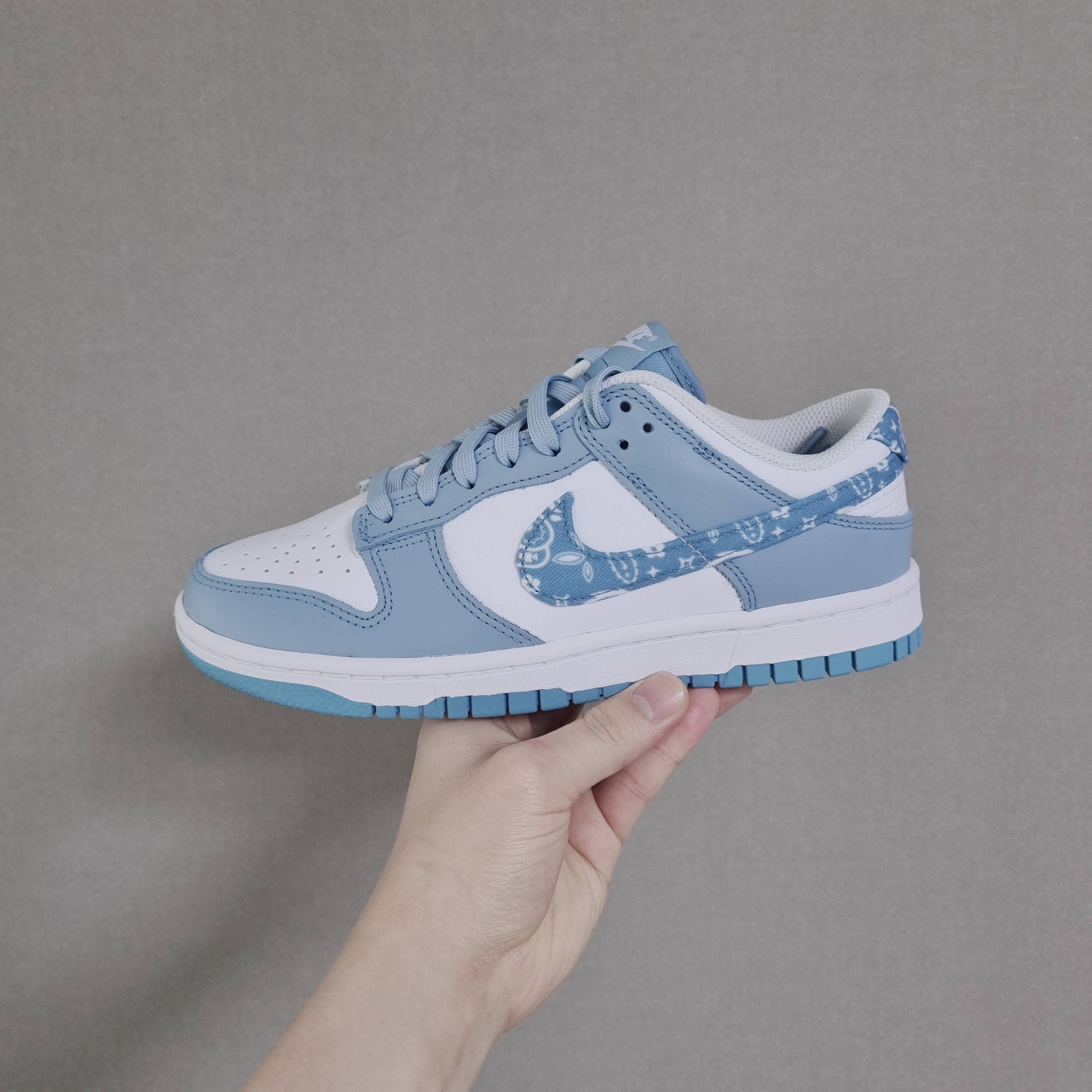 (W) Nike Dunk Low Essential Blue Paisley 착용 스타일 - 1