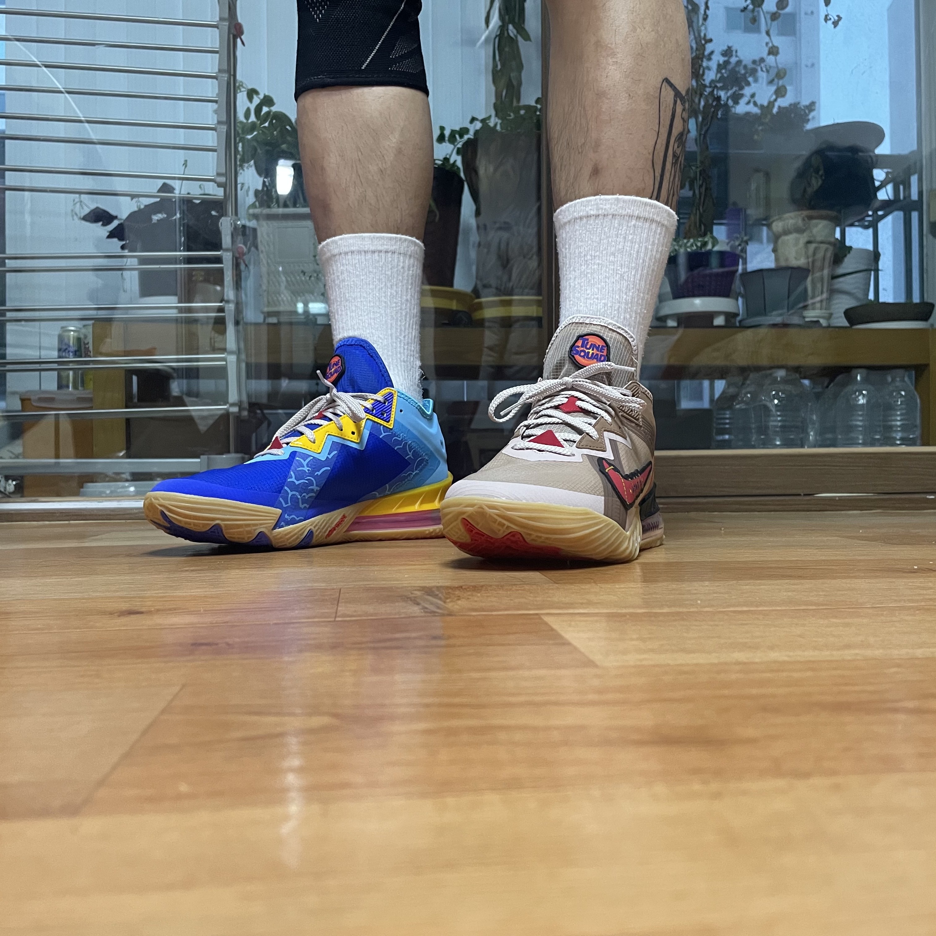 Nike LeBron 18 Low Wile E. vs Roadrunner 착용 스타일 - 4