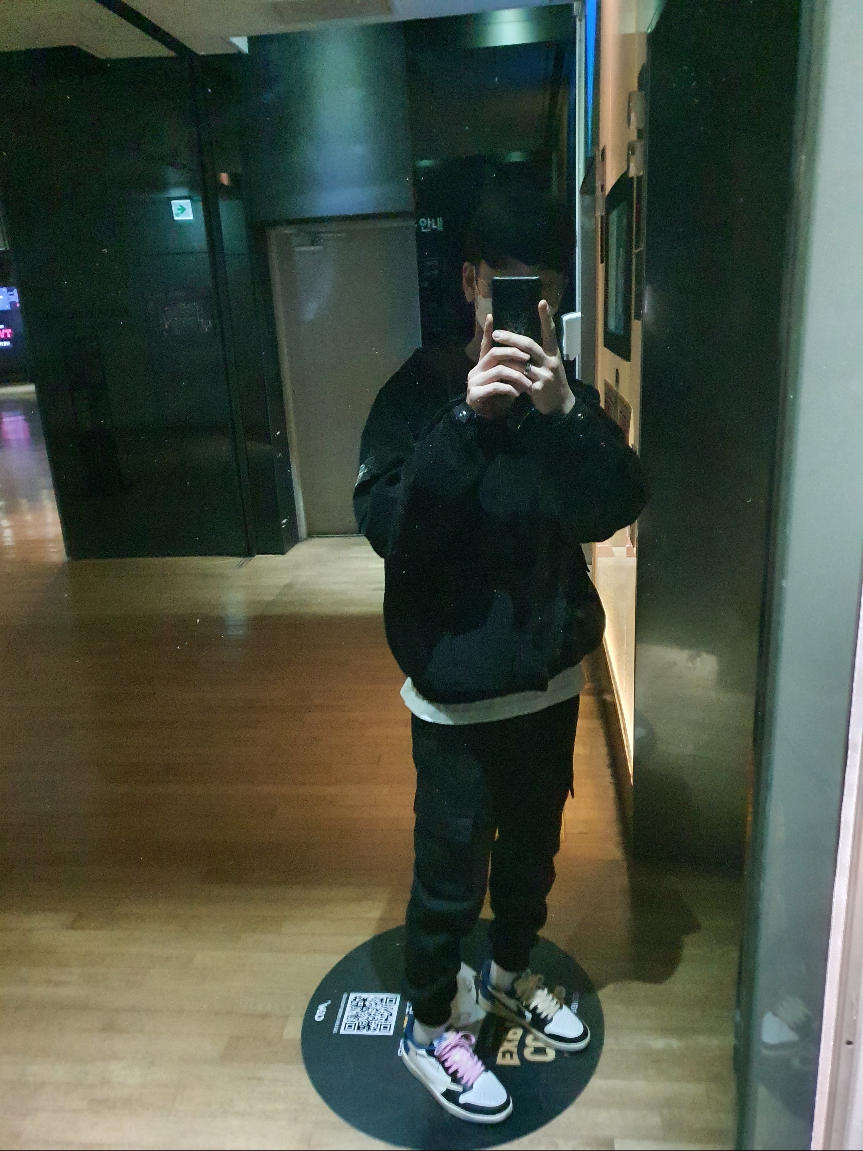 Jordan 1 x Travis Scott x Fragment Retro Low OG SP Military Blue, Supreme x Stone Island Corduroy Jacket Black - 20FW 착용 스타일
