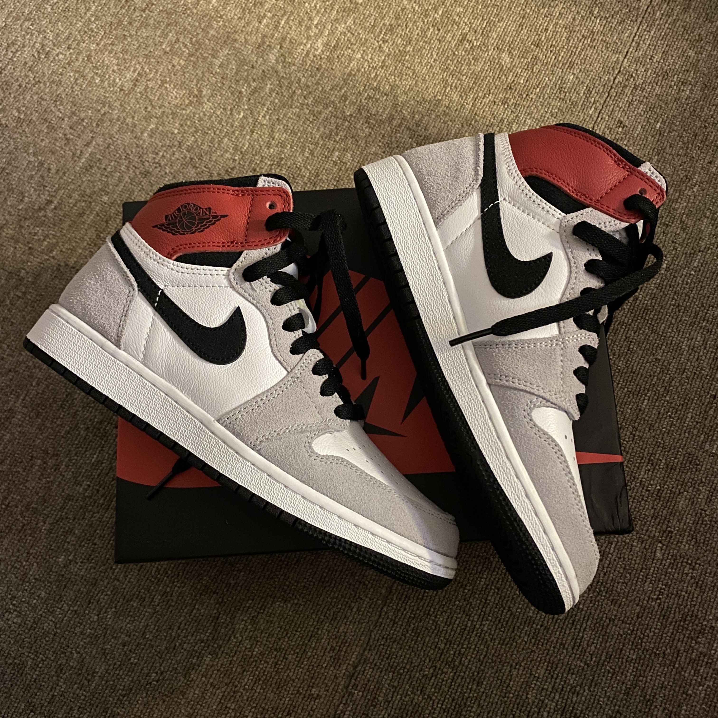 (GS) Jordan 1 Retro High OG Light Smoke Grey 착용 스타일 - 2