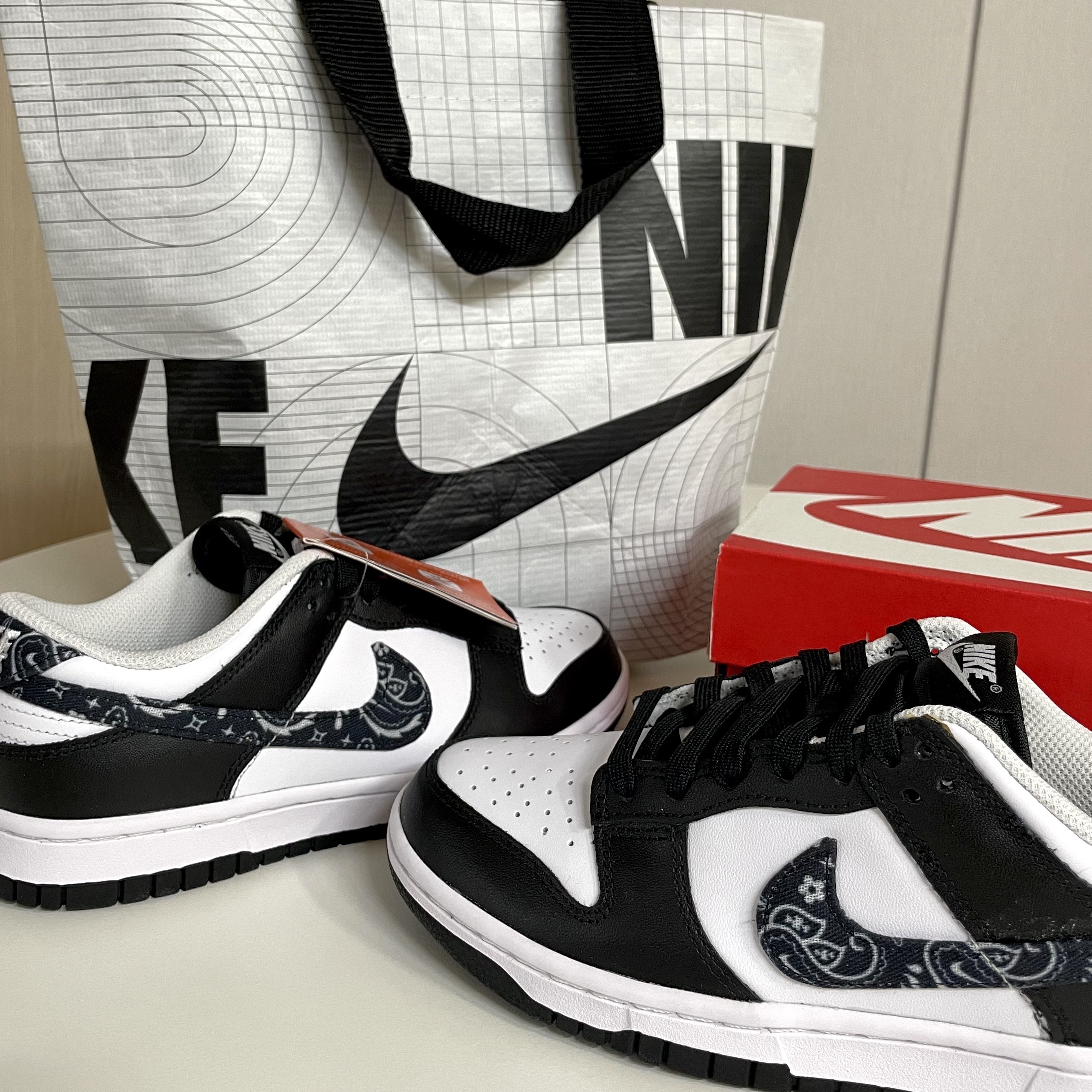 (W) Nike Dunk Low Essential Black Paisley 착용 스타일