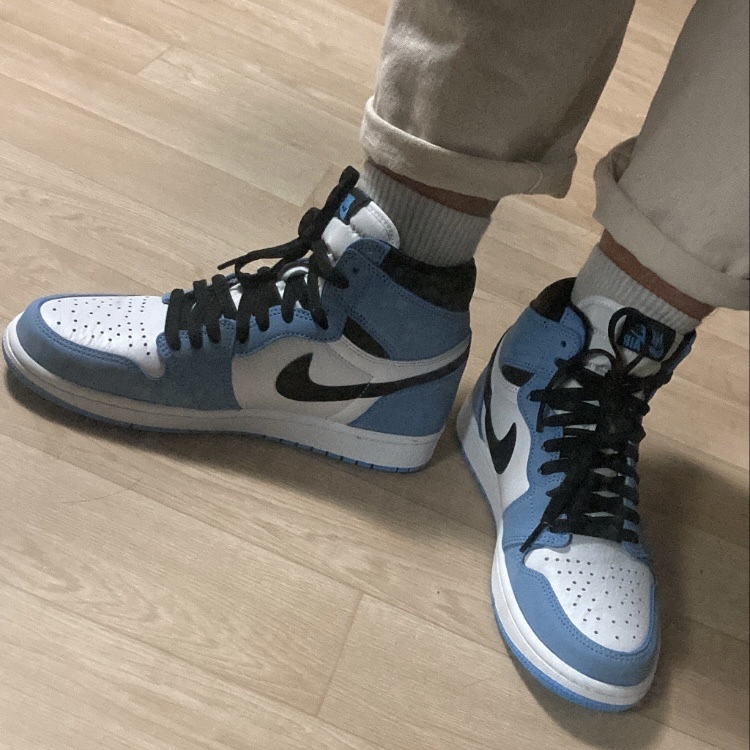 Jordan 1 Retro High OG University Blue 착용 스타일 - 3