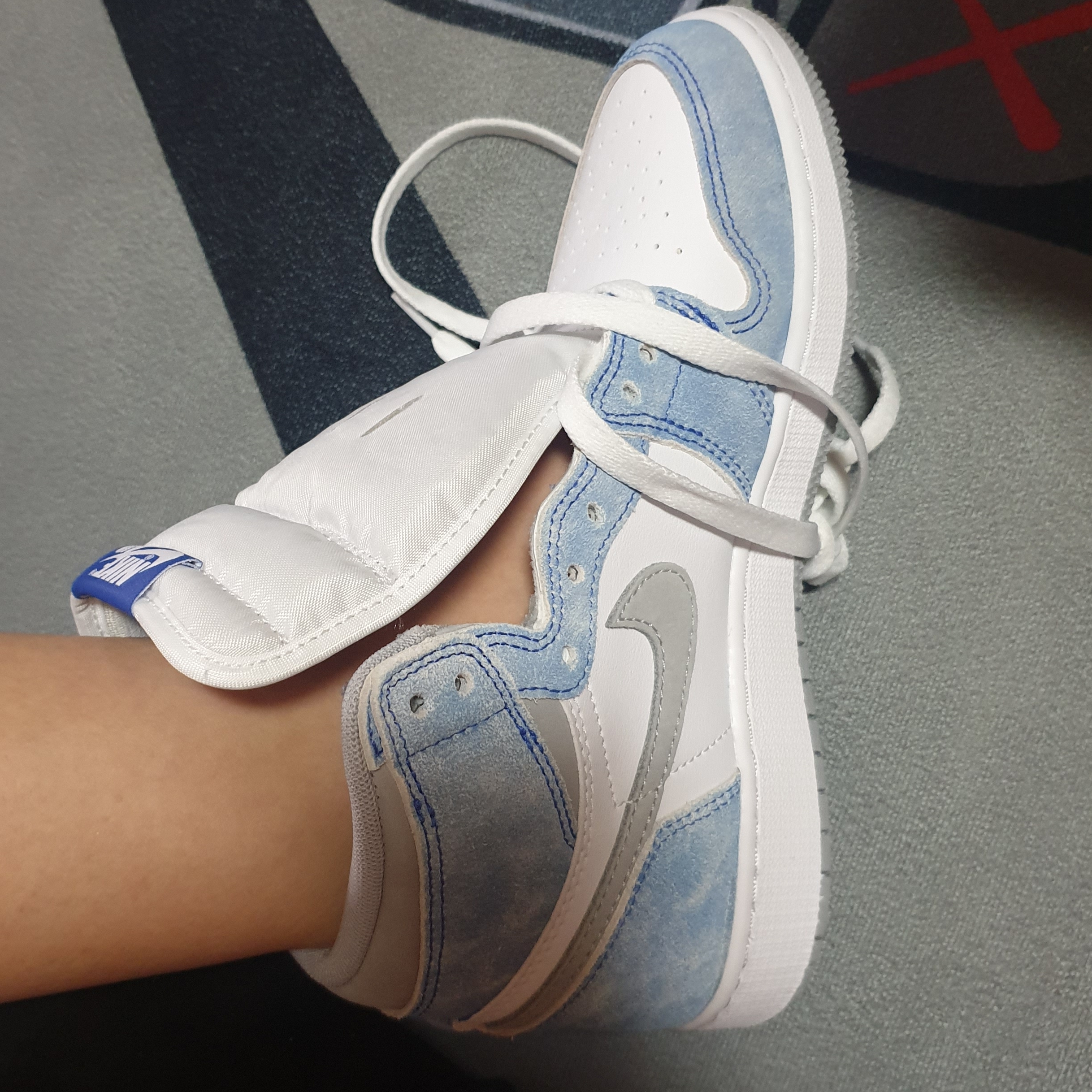 Jordan 1 Retro High OG Hyper Royal 착용 스타일 - 2