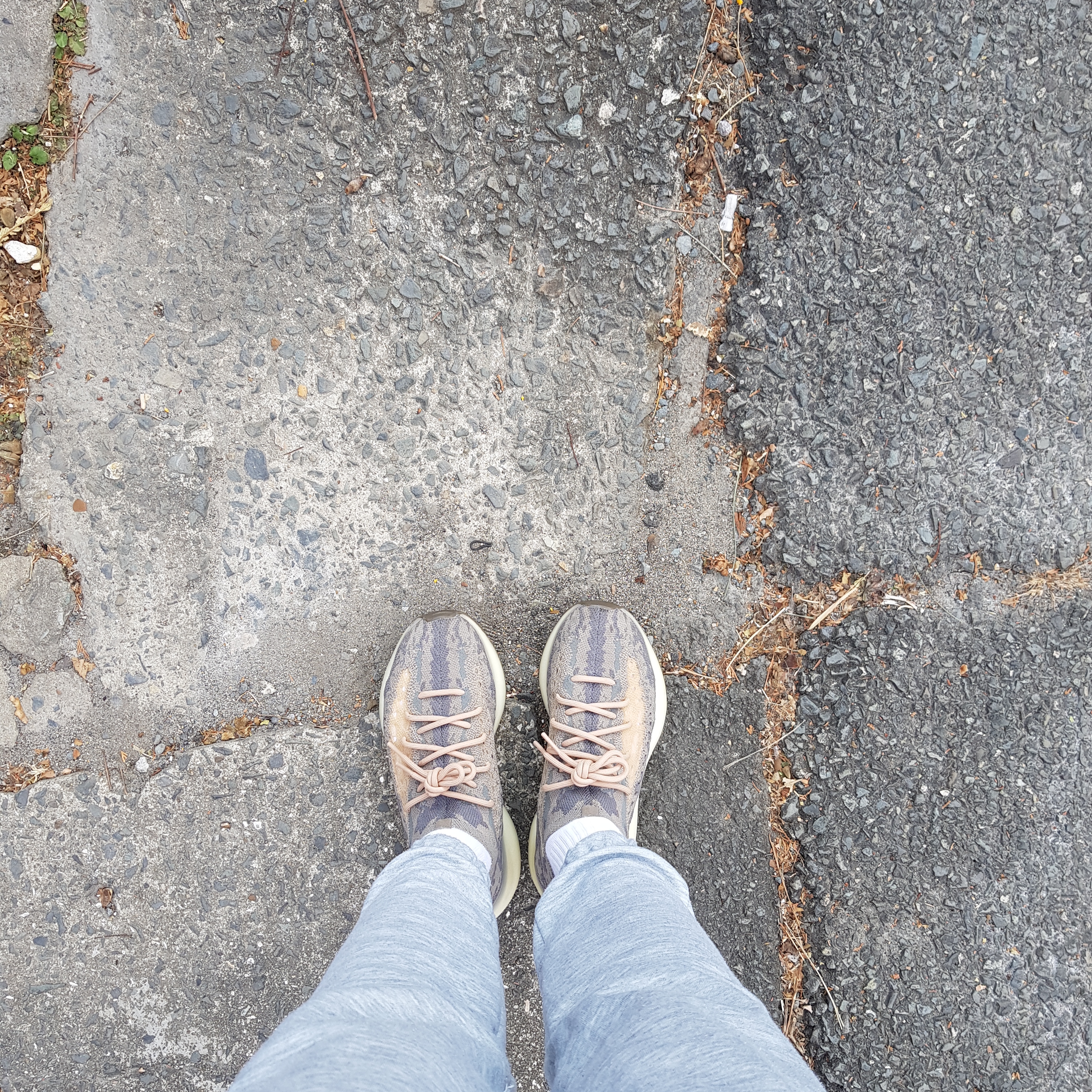 Adidas Yeezy Boost 380 Mist - Non-Reflective 착용 스타일 - 1