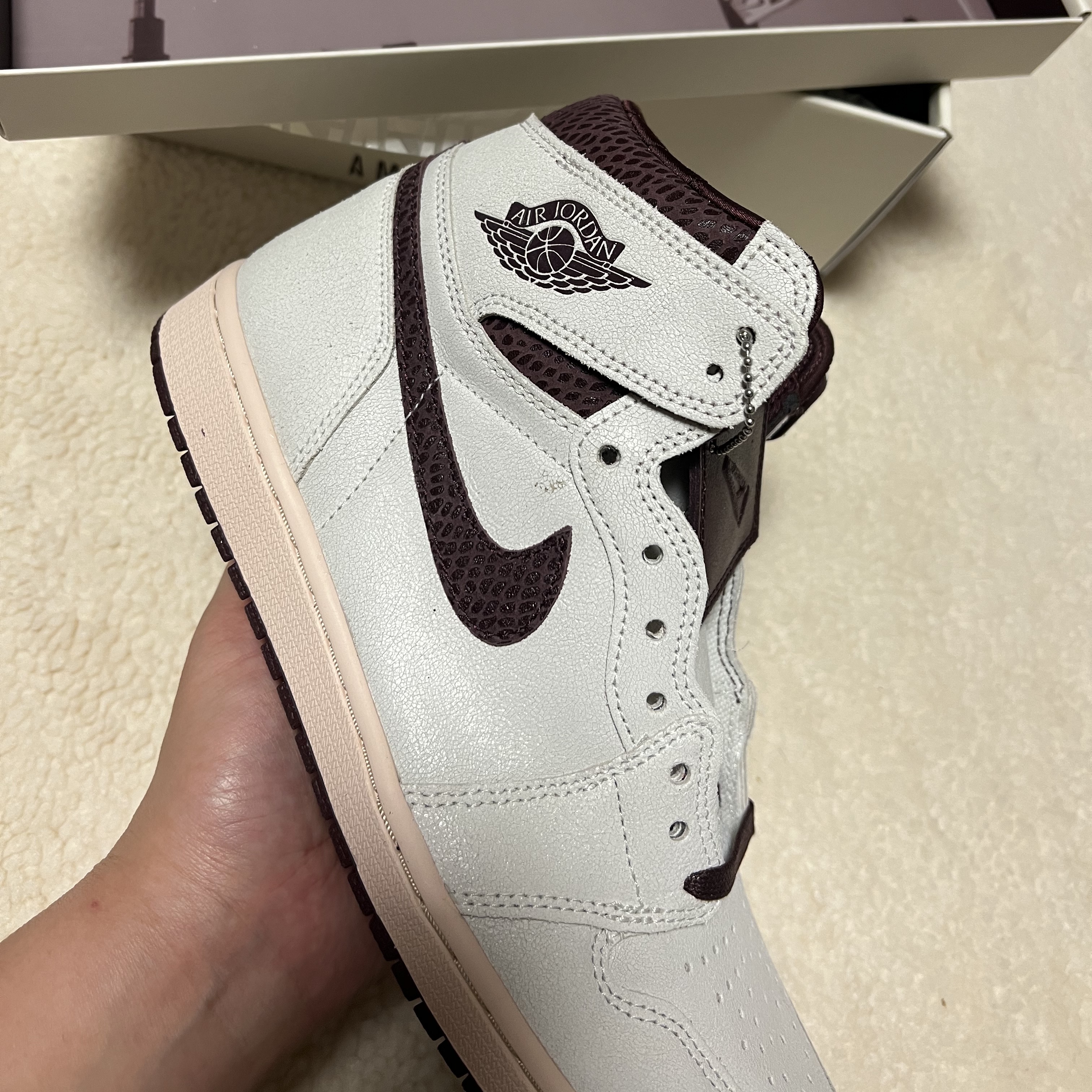 Jordan 1 x A Ma Maniere Retro High OG SP Sail and Burgundy 착용 스타일 - 3