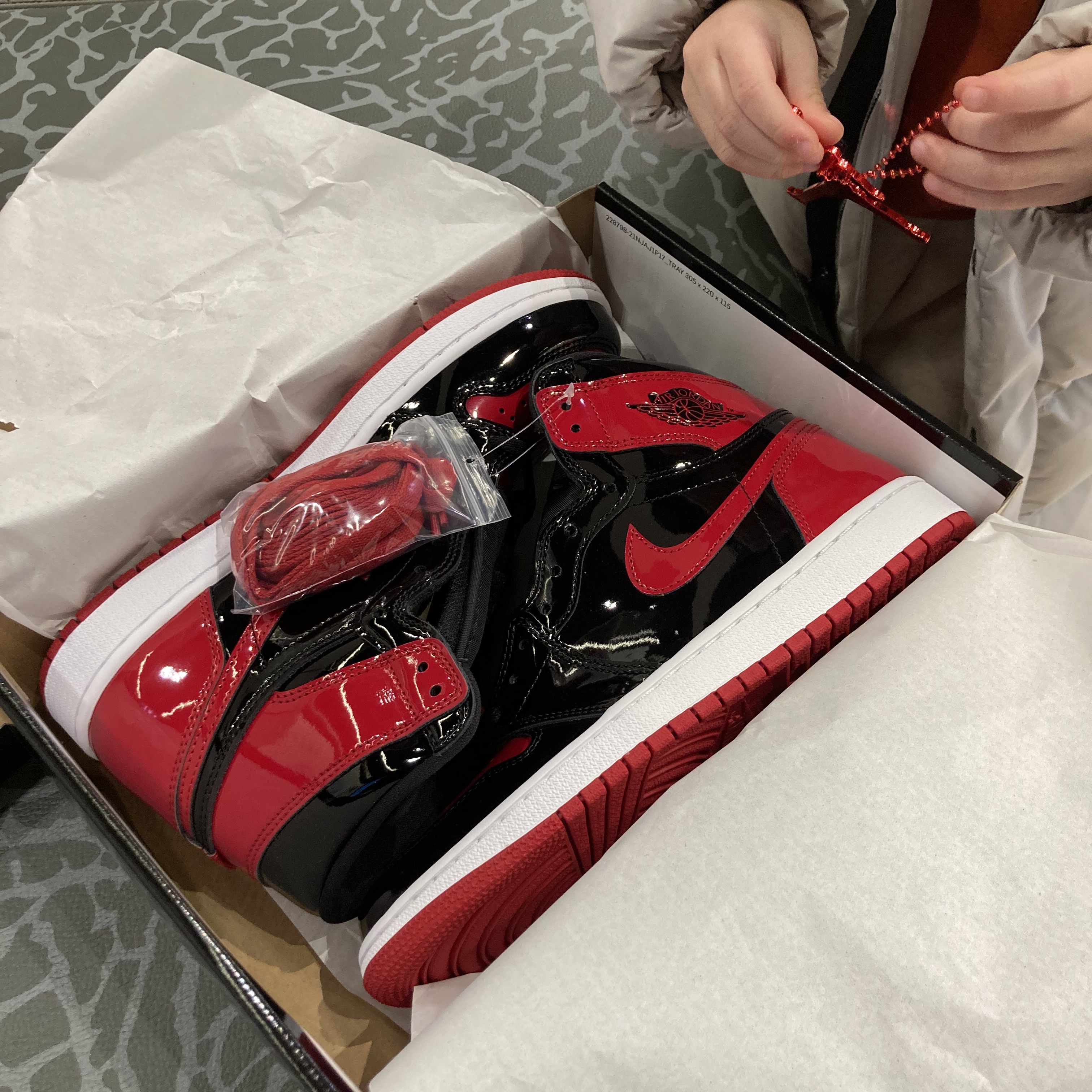 Jordan 1 Retro High OG Patent Bred 착용 스타일 - 2