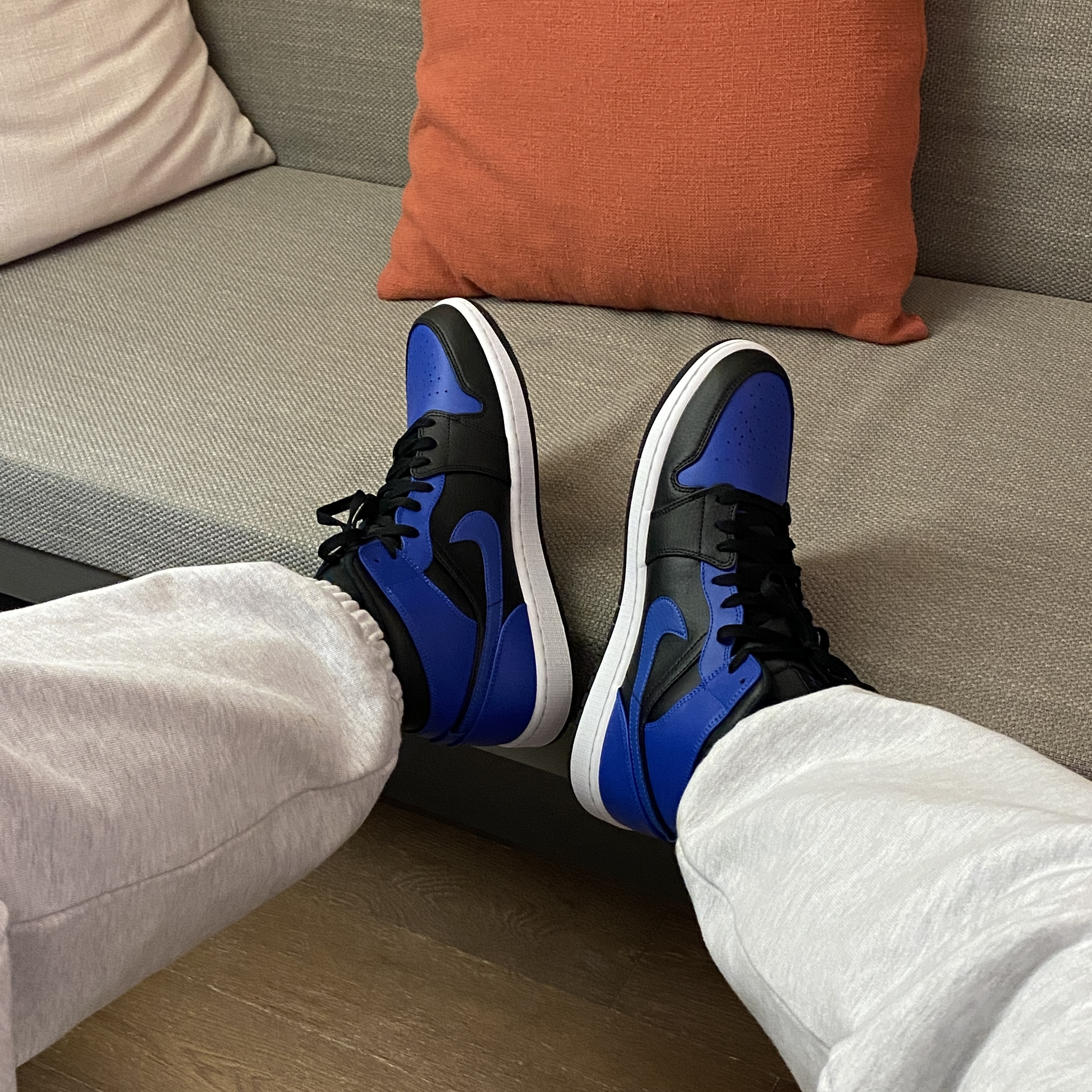 Jordan 1 Mid Black Hyper Royal 착용 스타일 - 2
