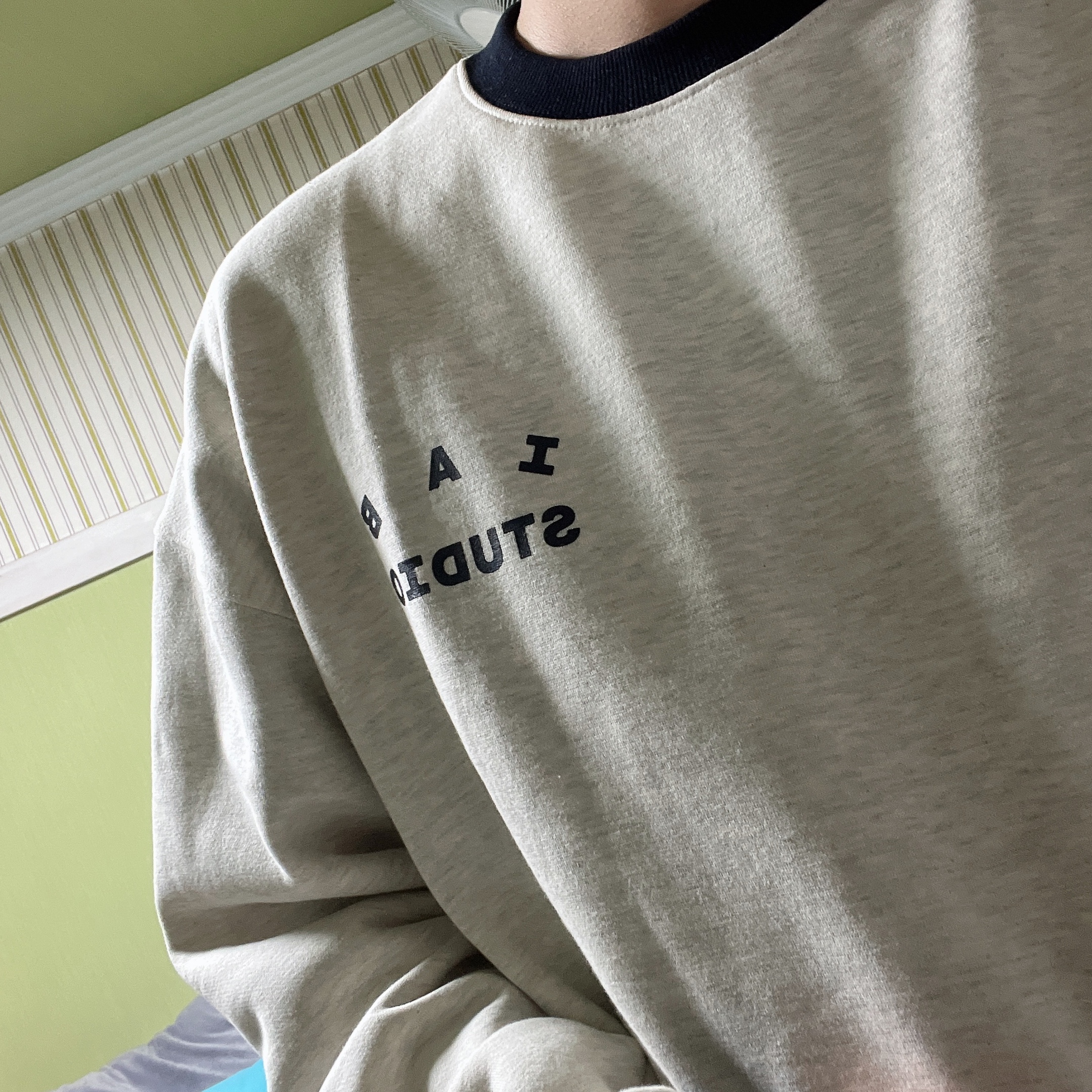 IAB Studio Sweatshirt Oatmeal Navy 착용 스타일