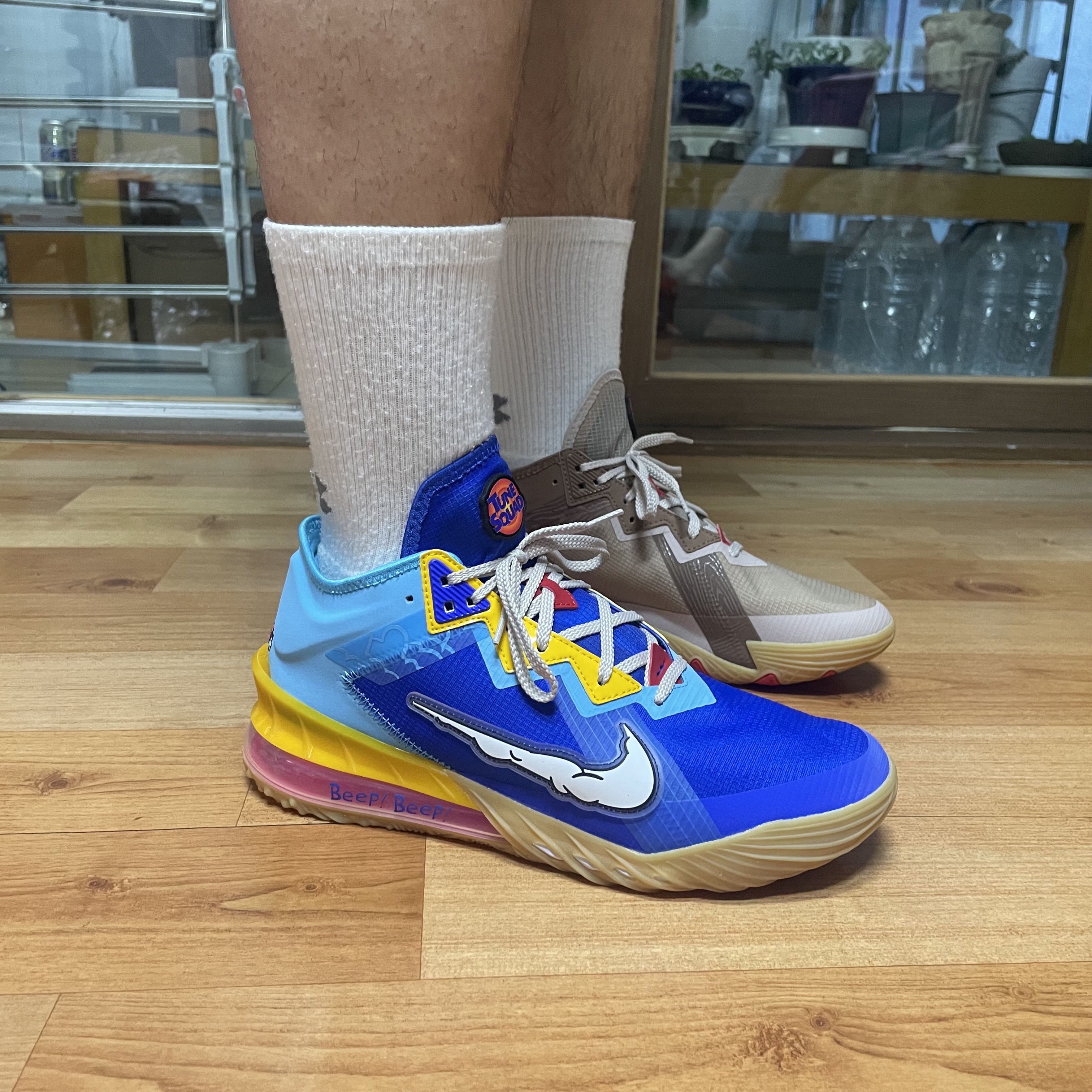 Nike LeBron 18 Low Wile E. vs Roadrunner 착용 스타일 - 5